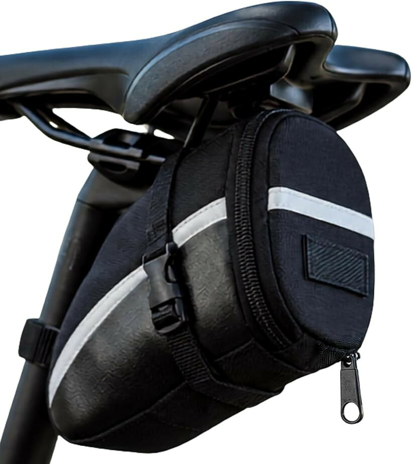 商品コード2bktdhfd3p商品名折りたたみ式 サドルバッグ 自転車 シートバッグ テールバッグ 防水 ロードバイク マウンテンバイク 反射ロゴ付き 取り付け簡単 収納力 小型 軽量ブランドChicerカラーブラックサイズ等小型「通勤・ツーリングに」ロードバイク・マウンテンバイクの日常通勤から週末ライドまで幅広いシーンで活躍するサドル下専用バッグです。工具・補修チューブ・スマホ・財布などの小物をすっきり収納しやすい設計です。「防水素材採用」高品質な防水生地を使用しており、突然の雨や泥はねからの浸水を抑えやすい構造です。大切な荷物を天候に左右されず安心して携帯できます。「折りたたみ対応」使用しないときはコンパクトに折りたたんで収納できるスリム設計。荷物の量に合わせてバッグのサイズを調節しやすく、無駄なスペースが出にくい仕様です。「夜間走行の安全をサポート」バッグ後部に反射ロゴを採用し、夜間・薄暮時の後方からの視認性向上をサポートします。テールライト取り付け用フックも装備しています（ライト別売り）。「取り付け簡単・幅広い車種対応」ベルクロベルト式で工具不要、初めての方でもサドルへ装着しやすい設計です。カラー：ブラック。＊サドルレール形状によっては取り付けに制限が生じる場合があります。※ 他ネットショップでも併売しているため、ご注文後に在庫切れとなる場合があります。予めご了承ください。※ 品薄または希少等の理由により、参考価格よりも高い価格で販売されている場合があります。ご注文の際には必ず販売価格をご確認ください。※ 沖縄県、離島または一部地域の場合、別途送料の負担をお願いする場合があります。予めご了承ください。※ お使いのモニタにより写真の色が実際の商品の色と異なる場合や、イメージに差異が生じることがあります。予めご了承ください。※ 商品の詳細（カラー・数量・サイズ 等）については、ページ内の商品説明をご確認のうえ、ご注文ください。※ モバイル版・スマホ版ページでは、お使いの端末によっては一部の情報が表示されないことがあります。すべての記載情報をご確認するには、PC版ページをご覧ください。