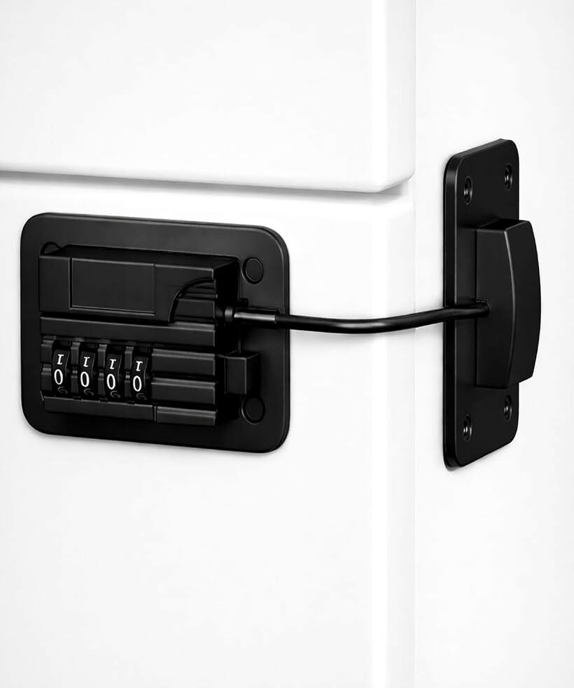 バリエーションコード : 2br0kur5i1商品コード2br0ktsnlt商品名ドアロック 子供安全 引き出しロック 窓ロック パスワード式 4桁ダイヤル 工具不要 穴あけ不要 粘着 ネジ固定対応 ABS製ブランドRurumiカラーブラック「ドアロック 子供安全対策に」 ドアロック 子供安全対策として、小さなお子様がいるご家庭で使いやすいチャイルドロックです。室内ドア・冷蔵庫・収納扉などに対応し、いたずら防止や誤開閉による事故対策に役立ちます。「引き出しロックで収納管理」 引き出しロックとして、キッチンや洗面所の収納に最適。刃物や薬品など、触れてほしくない物へのアクセスを制限し、育児中の不安を軽減します。日常生活に自然に取り入れられる設計です。「窓ロック 子供の開閉防止」 窓ロック 子供対策として、平開き窓の開閉防止に対応。留守番中や就寝時など、目を離しがちな時間帯でも安心感を高めます。ドア・窓どちらにも使える多用途設計です。「4桁パスワード式・鍵不要」 4桁ダイヤル式のため鍵を持ち歩く必要がなく、紛失の心配もありません。ダイヤルは回しやすく、暗証番号の変更もスムーズ。大人だけが操作できる設計です。「選べる固定方法・付属品あり」 穴あけ不要の両面テープ固定と、よりしっかり固定したい場合のネジ固定に対応。ネジ8本と両面テープが付属しており、設置場所や用途に合わせて選べます。※ 他ネットショップでも併売しているため、ご注文後に在庫切れとなる場合があります。予めご了承ください。※ 品薄または希少等の理由により、参考価格よりも高い価格で販売されている場合があります。ご注文の際には必ず販売価格をご確認ください。※ 沖縄県、離島または一部地域の場合、別途送料の負担をお願いする場合があります。予めご了承ください。※ お使いのモニタにより写真の色が実際の商品の色と異なる場合や、イメージに差異が生じることがあります。予めご了承ください。※ 商品の詳細（カラー・数量・サイズ 等）については、ページ内の商品説明をご確認のうえ、ご注文ください。※ モバイル版・スマホ版ページでは、お使いの端末によっては一部の情報が表示されないことがあります。すべての記載情報をご確認するには、PC版ページをご覧ください。「ドアロック 子供安全」「引き出しロック」「窓ロック 子供対策」として、家庭内の安全管理に配慮したパスワード式チャイルドロックです。小さなお子様の成長とともに、ドアや引き出し、窓の開閉による事故リスクは高まります。本製品は、そうした日常の不安を工具不要・穴あけ不要で手軽に対策できる設計です。「4桁ダイヤル式」を採用し、鍵を使わずに開閉が可能。暗証番号は必要に応じて変更でき、大人だけが操作できるため、お子様の誤操作を防止します。設置方法は、両面テープによる簡単固定と、ネジによる固定の2通りに対応。ネジ8本と両面テープが付属しており、冷蔵庫・収納扉・引き出し・平開き窓など、設置場所に合わせて選べます。本体にはABS素材を使用し、日常使用を想定した耐久性に配慮。シンプルで落ち着いたデザインのため、リビング・キッチン・子供部屋など、生活空間に自然に馴染みます。「Rurumiについて」Rurumiは、日常の「不安」を減らし、安心して使える生活サポート用品を企画・販売しています。日本の住環境や使用シーンを想定し、使いやすさと安全性のバランスを重視しています。「おすすめの使用シーン」・ドアロック 子供安全対策・引き出しロックによる収納管理・窓ロック 子供の開閉防止・冷蔵庫の誤開閉・いたずら防止・留守番時や就寝中の安全対策