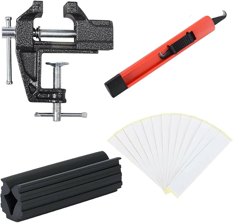 商品コード2bkt98sh8f商品名グリップ交換キット メンテナンス ゴルフクラブ 修理セットブランドideastoreカラーブラック「自宅で簡単メンテ」ショップへ持ち込む手間と費用を節約し、自宅の空き時間で手軽にグリップ交換ができるようになります。「スコアアップ応援」いつでも新品のような握り心地を保てるので、大事なラウンドでも安定したショットが打てるようになります。「大切な相棒を守る」耐久性のある専用ゴム製クランプがシャフトを優しく保護し、あなたの大切なクラブを傷つけずに修理できます。「次回の交換も快適」使用後もサッと綺麗に剥がせるテープのおかげで、将来のグリップ再交換もストレスなくスムーズに行えます。※ 他ネットショップでも併売しているため、ご注文後に在庫切れとなる場合があります。予めご了承ください。※ 品薄または希少等の理由により、参考価格よりも高い価格で販売されている場合があります。ご注文の際には必ず販売価格をご確認ください。※ 沖縄県、離島または一部地域の場合、別途送料の負担をお願いする場合があります。予めご了承ください。※ お使いのモニタにより写真の色が実際の商品の色と異なる場合や、イメージに差異が生じることがあります。予めご了承ください。※ 商品の詳細（カラー・数量・サイズ 等）については、ページ内の商品説明をご確認のうえ、ご注文ください。※ モバイル版・スマホ版ページでは、お使いの端末によっては一部の情報が表示されないことがあります。すべての記載情報をご確認するには、PC版ページをご覧ください。