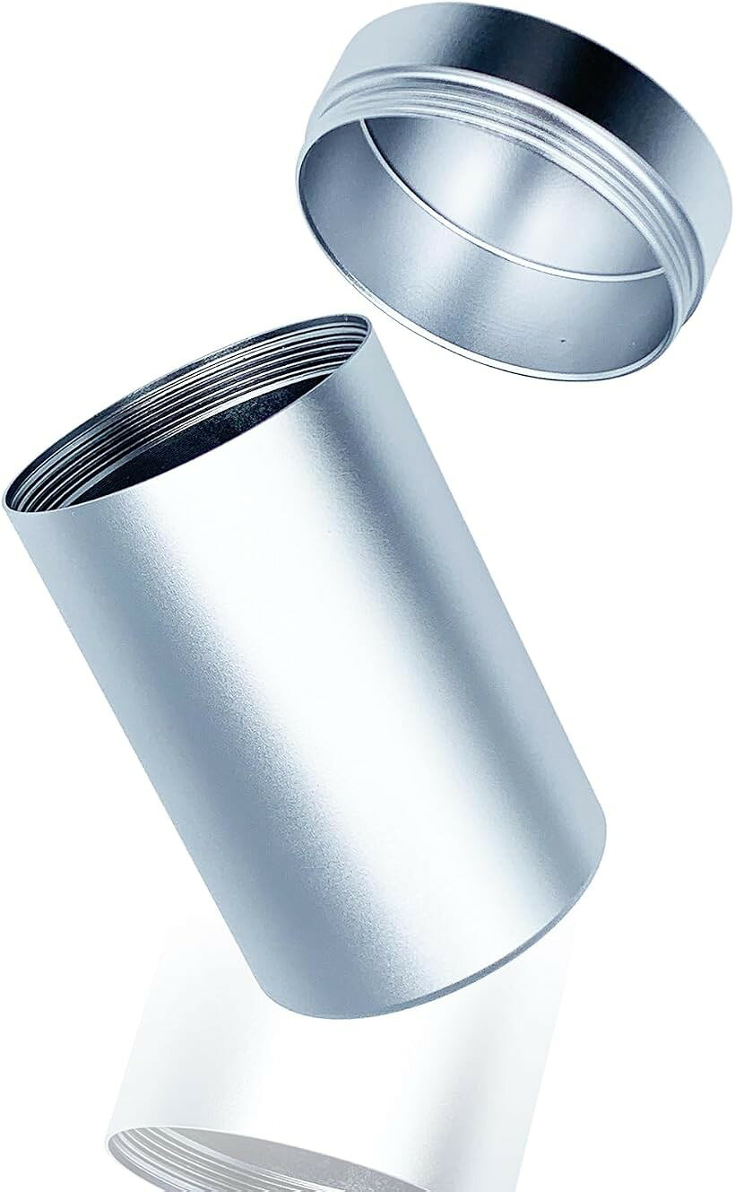 バリエーションコード : 2bukudfuox商品コード2b9f2ov0c3商品名リレーアタック防止 缶 電波遮断ケース 小型 リレーアタック対策グッズ アルミ缶 キーケース 電波遮断ボックスブランドTOMOTHYカラーシルバーサイズ等90mm（高さ）x55mm（直径）電波遮断、リレーアタック防止ボックスとして劣化しにくいアルミニウム合金製は非常に高い安心感がありおススメです。「知らないうちに電波を通していた。」といった可能性が極めて少ないので愛車を盗難から守るキーケースとして安心感が非常に高いです。サイズ：90mm（高さ）x55mm（直径）のかわいいコンパクトサイズは持ち運びも簡単なサイズ感です。普段お使いのスマートキーをそのまま収納して保管できます。お洒落な外観は自宅の玄関、リビング、寝室など場所を選ばずに保管できます。また、オフィスにもかさばらないのでおすすめです。スタイリッシュな小型のミニアルミ缶に7色のカラーバリエーション。定番の「ブラック（黒）」、高級感がありゴージャスな「ゴールド（金色）」、鮮やかな「レッド（赤）」「ブルー（青）」 どんなお部屋にも合う「シルバー（銀）」落ち着きのある「ブラウン（茶色）」可愛い「「ピンクゴールド」。普段ご使用中のスマートキーケースを収納＆持ち運びに便利です。アルミ缶は電波遮断性能が非常に強いのでクレジットカードの非接触スキミングの防止にも有効です。自動車窃盗のプロに狙われやすいトヨタのランクル、アルファード、プリウスはもちろん、レクサス、ホンダ、日産、マツダ、スバル、ボルボ、ベンツ、BMW、アウディ、フェラーリ、ポルシェなど各車種のスマートキーの電波を遮断対応可能です。リレーアタック以外にも自動車盗難の手口は様々あります。当製品に鍵を保管するだけで完全に盗難を防ぐというものではありませんので防犯カメラやハンドルロックなど複数の盗難防止対策で愛車を盗難から守ることをお勧めします。※ 他ネットショップでも併売しているため、ご注文後に在庫切れとなる場合があります。予めご了承ください。※ 品薄または希少等の理由により、参考価格よりも高い価格で販売されている場合があります。ご注文の際には必ず販売価格をご確認ください。※ 沖縄県、離島または一部地域の場合、別途送料の負担をお願いする場合があります。予めご了承ください。※ お使いのモニタにより写真の色が実際の商品の色と異なる場合や、イメージに差異が生じることがあります。予めご了承ください。※ 商品の詳細（カラー・数量・サイズ 等）については、ページ内の商品説明をご確認のうえ、ご注文ください。※ モバイル版・スマホ版ページでは、お使いの端末によっては一部の情報が表示されないことがあります。すべての記載情報をご確認するには、PC版ページをご覧ください。TOMOTHYのアルミ缶タイプの電波遮断キーボックス。自動車盗難の手口「リレーアタック」を防止するためのミニサイズのアルミ缶タイプの電波遮断ケース。アルミニウム合金の丸缶タイプは耐久性があり長期間電波遮断効果を発揮します。コンパクトな小型缶なのでキー入れた状態で持ち運びにも邪魔にならないサイズ感です。ネジ蓋なのでしっかり電波をシャットアウト。電波遮断しケースに入れた状態で車のドアノブにタッチしても解錠することはありません。また、厚さ1mmのアルミ板を採用していますのでしっかりとした重厚感・高級感がありお部屋のインテリアにもなるおしゃれな雰囲気もおすすめです。いつの間にか劣化して電波を通してしまう布製の電波遮断シートにはない安心感が愛車を盗難から守ってくれます。カラーバリエーションは7色あり「ブラック（黒）」「シルバー（銀）」「ゴールド（金）」「レッド（赤）」「ブルー（青）」「ブラウン（茶色）」「「ピンクゴールド」からお好みやお部屋のインテリアに合わせてお選びください。