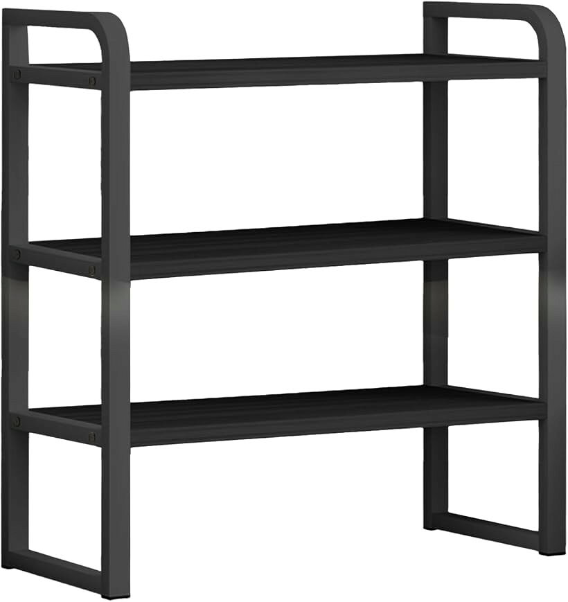 バリエーションコード : 2bu3xvf53u商品コード2bkypfvi3r商品名卓上ラック デスク キッチン 机上収納ブランドCOZENTAカラーブラックサイズ等30cm 3段デスクもキッチンも、これ一つで劇的に変わる。散らかりがちなデスクやキッチンを、まるで魔法のようにスッキリ整頓できる卓上ラックです。必要なものがサッと手に取れる快適空間で、作業効率も格段にアップします。どんな空間にもしっくり馴染む、洗練されたデザイン。ブラックを基調としたミニマルな外観は、モダンからナチュラルまで、様々なインテリアに溶け込みます。しっかりとした作りで、愛用者からも「期待通りの品質だった」「しっかりしている」と好評の声が寄せられています。省スペースながらも、その収納力には目を見張るものがあります。書籍、書類、文房具、化粧品、調味料など、あらゆる小物を効率よく整理。縦の空間を活用し、限られたスペースを有効活用できます。工具を使わず、女性でも簡単に組み立てられます。軽量設計なので、模様替えの際もラクラク移動可能。届いてすぐに、理想の整理整頓が叶います。さらに、複数購入すれば、縦に重ねたり横に並べたりと、自由自在に組み合わせてあなただけのオリジナル収納スペースを創り出すことも可能です。※ 他ネットショップでも併売しているため、ご注文後に在庫切れとなる場合があります。予めご了承ください。※ 品薄または希少等の理由により、参考価格よりも高い価格で販売されている場合があります。ご注文の際には必ず販売価格をご確認ください。※ 沖縄県、離島または一部地域の場合、別途送料の負担をお願いする場合があります。予めご了承ください。※ お使いのモニタにより写真の色が実際の商品の色と異なる場合や、イメージに差異が生じることがあります。予めご了承ください。※ 商品の詳細（カラー・数量・サイズ 等）については、ページ内の商品説明をご確認のうえ、ご注文ください。※ モバイル版・スマホ版ページでは、お使いの端末によっては一部の情報が表示されないことがあります。すべての記載情報をご確認するには、PC版ページをご覧ください。
