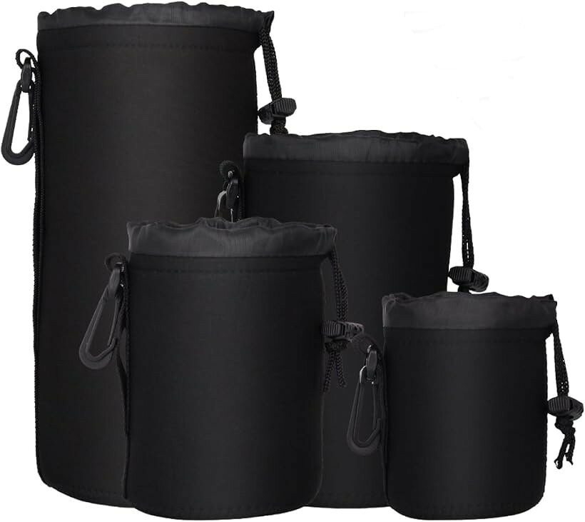 商品コード2bktsw2fq0商品名レンズケース 一眼レフ レンズポーチ 4サイズ 防水 厚手 耐衝撃 収納 持ち運び 保護ブランドSATOMOカラーブラックレンズの保管や携帯に。一眼レフのレンズケース、4サイズセットです。単焦点や望遠など複数レンズの持ち歩きもスマートに。厚手のクッション生地で衝撃吸収。出し入れもストレスフリーな巾着タイプです。「幅広いシーンで大活躍」複数レンズの持ち運びに／撮影現場での入れ替え管理に／旅行やロケ撮影に／カメラバッグ内の整理に／屋外撮影時の保護用に＊アマチュアからプロまで。カメラマンの必需品です。「ふかふか厚手クッション」約4mmのネオプレン素材が衝撃を吸収し、キズや破損のリスクを軽減。バッグ内での接触や移動時の振動から大切なレンズを守り、安心して持ち運べます。「まとめ買い4サイズ」S・M・L・XLの4サイズセットで、単焦点から望遠まで幅広く対応。レンズごとに最適なサイズで収納でき、ガタつきを防ぎながら効率よく整理できます。「商品詳細」内容：レンズケース4種セット（S・M・L・XL）　素材：ネオプレン（防水・耐衝撃）　カラー：ブラック　サイズ：Sサイズ：8 x 6.8cm（3.1x 2.7in）、Mサイズ：13 x 9cm（5 x 3.5in）、Lサイズ：17.5 x 9cm（7 x 3.5in）、XLサイズ：22 x 10cm（4 x 8.7in）　仕様：巾着タイプ・フック付き　＊サイズ詳細は画像参照　＊モニター環境により色味が異なる場合があります。※ 他ネットショップでも併売しているため、ご注文後に在庫切れとなる場合があります。予めご了承ください。※ 品薄または希少等の理由により、参考価格よりも高い価格で販売されている場合があります。ご注文の際には必ず販売価格をご確認ください。※ 沖縄県、離島または一部地域の場合、別途送料の負担をお願いする場合があります。予めご了承ください。※ お使いのモニタにより写真の色が実際の商品の色と異なる場合や、イメージに差異が生じることがあります。予めご了承ください。※ 商品の詳細（カラー・数量・サイズ 等）については、ページ内の商品説明をご確認のうえ、ご注文ください。※ モバイル版・スマホ版ページでは、お使いの端末によっては一部の情報が表示されないことがあります。すべての記載情報をご確認するには、PC版ページをご覧ください。
