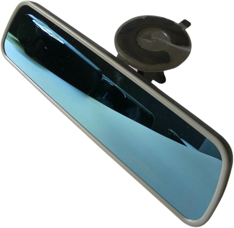 バリエーションコード : 2bkiw6jv0q商品コード2bkiw62hys商品名ルームミラー 車 吸盤 バックミラー 汎用 補助ミラー 防眩 ブルー鏡 落下防止ブランドアチスメルカラーグレー+ブラック「自在な360度アングル調整」上下左右に細かく調整できるボールジョイントを搭載。内装に馴染む「ブラック」と「グレー＋ブラック」の2バリエーション展開で、どんな車種にも合わせやすいスマートなデザインです。「防眩ブルーレンズ」後続車のヘッドライトの眩しさを軽減するブルー鏡を採用。「猛暑や振動に強い強力吸盤＆ロック設計」夏の異常な暑さや走行中の振動にも耐えうる強力な粘着吸盤と真空ロックを採用。さらに防滑歯車とロックナットでダイヤルをしっかり固定することで、ミラーが下を向く・落下するといったお悩みを解決します。「ドラレコの補助ミラーとして」「ミラー型ドラレコは雨の日や日差しで白飛びして距離感が掴みにくい」というお悩みにお応えし、補助ミラーとしての活用を推奨。広範囲の死角をカバーし、後方確認の不安を解消します。「家族間での車内シェア・業務用途にも便利」ご夫婦などで車を共有される際、このミラーを増設しておけば、純正ルームミラーの角度を毎回調整する手間が省けます。死角の多い配達用車両やトラクター等の業務用途にも。※ 他ネットショップでも併売しているため、ご注文後に在庫切れとなる場合があります。予めご了承ください。※ 品薄または希少等の理由により、参考価格よりも高い価格で販売されている場合があります。ご注文の際には必ず販売価格をご確認ください。※ 沖縄県、離島または一部地域の場合、別途送料の負担をお願いする場合があります。予めご了承ください。※ お使いのモニタにより写真の色が実際の商品の色と異なる場合や、イメージに差異が生じることがあります。予めご了承ください。※ 商品の詳細（カラー・数量・サイズ 等）については、ページ内の商品説明をご確認のうえ、ご注文ください。※ モバイル版・スマホ版ページでは、お使いの端末によっては一部の情報が表示されないことがあります。すべての記載情報をご確認するには、PC版ページをご覧ください。ドラレコの補助や死角確保に最適な吸盤式ルームミラー 「ミラー型ドラレコだと距離感が掴みにくい」「雨の日や夜間に見えづらい」 そんなお悩みを解決する補助用バックミラーです。猛暑や振動に強い、強力固定設計 夏の暑さで落ちてしまうという不満を解消するため、 強力な粘着吸盤と圧扣式（プッシュ式）真空ロックを採用。さらに、防滑歯車とロックナットで角度をガッチリ固定し、走行中のミラーの下垂れを防ぎます。複数人での車のシェアにも活躍 ご夫婦で運転を交代する際も、本製品を増設しておけば 純正ミラーの角度を毎回変更する手間が省け、大変便利です。クリアな防眩ブルー鏡面をはじめ、 細部の品質にもこだわった実用性抜群のカーアクセサリーです。