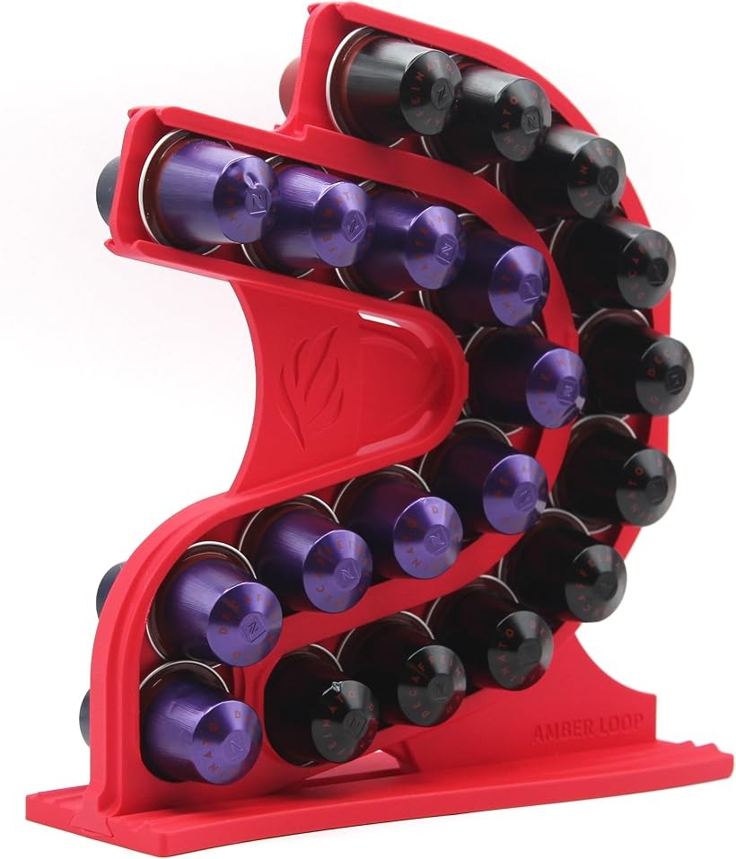 バリエーションコード : 2bkyix091i商品コード2bk5140r6v商品名ネスプレッソ Nespresso オリジナル 対応 カプセルホルダー スリムタイプ 40個収納ブランドAMBER LOOPカラーレッド「商品仕様・対応カプセル」 対応機種：ネスプレッソ オリジナル（original）専用カプセル、収納個数：40個、本体サイズ：約 幅7.8cm x 奥行21cm x 高さ23cm 、材質：PLA樹脂（3Dプリント製）底部に滑り止めパッド付 「ヴァーチュオ（Vertuo）」カプセルには対応しておりませんのでご注意ください。「自重落下式で取り出しスムーズ」 上からカプセルを入れるだけで、自重でスムーズに下へとスライドします。使うときは一番下からサッと片手で引き抜くだけ。「省スペース設計」 横幅はわずか7.8cmと非常にスリム。コーヒーマシンのすぐ横や、キッチンのちょっとしたデッドスペース、カウンターの隙間にも場所を取らずに美しく収まります。限られたスペースを有効活用したい方に最適なサイズ感です。「インテリアに馴染む上質な質感」選べる7バリエーション 専用設計されたこだわりのプロダクトです。光沢を抑えた落ち着いた質感で、モダンなキッチンやインテリアにも自然に溶け込みます。お部屋の雰囲気に合わせて7つのカラーからお選びいただけます。本製品は3Dプリンターを使用して一つひとつ丁寧に国内で製造（ハンドメイド）しております。3Dプリント特有の積層痕（細かい筋）がみられる場合がありますが、製品の強度や機能には問題ありませんのでご安心ください。※ 他ネットショップでも併売しているため、ご注文後に在庫切れとなる場合があります。予めご了承ください。※ 品薄または希少等の理由により、参考価格よりも高い価格で販売されている場合があります。ご注文の際には必ず販売価格をご確認ください。※ 沖縄県、離島または一部地域の場合、別途送料の負担をお願いする場合があります。予めご了承ください。※ お使いのモニタにより写真の色が実際の商品の色と異なる場合や、イメージに差異が生じることがあります。予めご了承ください。※ 商品の詳細（カラー・数量・サイズ 等）については、ページ内の商品説明をご確認のうえ、ご注文ください。※ モバイル版・スマホ版ページでは、お使いの端末によっては一部の情報が表示されないことがあります。すべての記載情報をご確認するには、PC版ページをご覧ください。