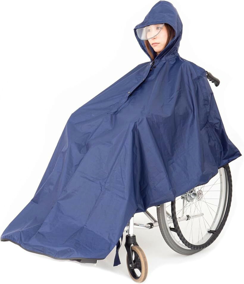 商品コード2buuo5ujq5商品名車椅子用レインコート 透明バイザー付き 車椅子 雨具 車いす ポンチョ型 介助しやすい 収納ポーチ付き 現役看護師・介護支援専門員監修 2026 ボタン式ブランドmedicareralカラーブルー「座ったまま簡単装着」 車椅子に座ったまま上からサッとかぶせるだけで使えるポンチョ型の車椅子用レインコートです。首元が大きく開くため着脱しやすく、介助時の負担軽減にも配慮しました。立ち上がる必要がないため、急な雨の日でもスムーズに対応できます。通院・通学・お買い物・散歩など、さまざまなシーンで活躍します。「透明バイザー付きで視界を確保」 透明バイザーが顔まわりをカバーしながら前方の視界を確保。雨の日でも前が見やすく、安心して移動できます。顔への雨の吹き込みを軽減し、快適なお出かけをサポートします。「介助しやすい車椅子専用設計」 背面には車椅子のハンドルを外へ出せる開口部を採用。レインコートを着用したままでも介助者がハンドルをしっかり握ることができ、スムーズに車椅子を操作できます。利用者様と介助者様双方の使いやすさに配慮しました。「めくれ上がりを防ぐ固定ストラップ付き」 足元には車椅子フレームへ固定できるストラップを装備。風によるめくれ上がりを軽減し、足元への雨の侵入を抑えます。通院時や屋外での移動時にも安定した装着感を維持します。「細部まで使いやすさにこだわった設計」 フード調整コード付きで顔まわりのフィット感を簡単に調整可能。ファスナーとホックのダブルガード構造により前面からの雨の侵入を軽減します。さらにリング付きファスナーを採用し、指を通してつかみやすく、スムーズに開閉できる仕様です。「夜間の移動にも配慮」 背面には反射テープを配置。車や自転車などのライトを反射し、夕方や夜間、雨天時の視認性向上をサポートします。外出時の安心感を高める工夫を取り入れています。「持ち運びに便利な収納ポーチ付き」 使用後は付属の収納ポーチへコンパクトに収納可能。通院や通学、お買い物、旅行などの外出時にも持ち運びしやすく、必要な時にサッと取り出して使用できます。「男女兼用フリーサイズ」 前丈約115cm、後丈約70cm、横幅約146cmのゆったり設計。車椅子利用時の姿勢に合わせたサイズ感で、男女問わずお使いいただけます。「現役看護師x柔道整復師監修」 医療・介護の現場経験をもとに監修。利用者様と介助者様双方の使いやすさを考え、日常的に使いやすい実用性を追求しました。素材にはポリエステルタフタを使用し、表面にはPVCコーティング加工を採用。雨の日の外出を少しでも快適にサポートする車椅子用レインコートです。※ 他ネットショップでも併売しているため、ご注文後に在庫切れとなる場合があります。予めご了承ください。※ 品薄または希少等の理由により、参考価格よりも高い価格で販売されている場合があります。ご注文の際には必ず販売価格をご確認ください。※ 沖縄県、離島または一部地域の場合、別途送料の負担をお願いする場合があります。予めご了承ください。※ お使いのモニタにより写真の色が実際の商品の色と異なる場合や、イメージに差異が生じることがあります。予めご了承ください。※ 商品の詳細（カラー・数量・サイズ 等）については、ページ内の商品説明をご確認のうえ、ご注文ください。※ モバイル版・スマホ版ページでは、お使いの端末によっては一部の情報が表示されないことがあります。すべての記載情報をご確認するには、PC版ページをご覧ください。車椅子用レインコート ＊サイズ:男女兼用 フリーサイズ ＊カラー:ブルー