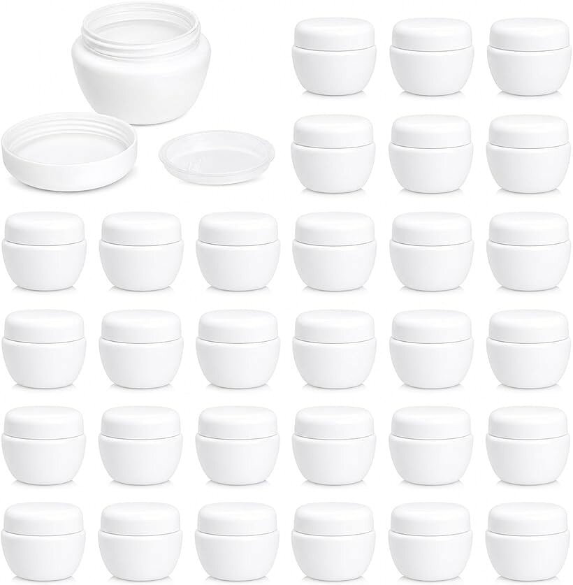 バリエーションコード : 2bk8xw3kdy商品コード2bk8xcnvo4商品名クリームケース 20g 30個 詰め替え 容器 小分け ジャー ボトル 内蓋付 旅行 コスメ 化粧品 保存容器ブランドNOELAMOURカラーホワイトサイズ等高さ34mm・直径47mm・底面直径32mmコスメの小分けに適した容量20gクリームケース30個セット：化粧水、乳液、美容クリーム、ハンドクリーム、ヘアワックスから、バームやジェルまで幅広く使える容量20gの詰め替え容器30個セットです。ブルーとホワイトのカラー展開で、中身に合わせた色分が行えます。ご自宅での普段使いはもちろん、旅行や出張、ジムへの持ち運び、さらにはハンドメイド化粧品や試供品のサンプリング容器としても適しています。大容量30個セットなので、シェアやストックにも困りません。コロンとした丸みが愛らしいキノコ型のフォルムは、見た目がおしゃれなだけでなく、手にしっかりとフィットして開閉しやすい実用的なデザインです。底面まで角が丸くなっているため、中身のクリームを指やスパチュラで最後まですくい取りやすく無駄にしません。広口設計で詰め替え作業がスムーズに行え、使用後の洗浄やお手入れも容易に行えますので衛生的です。液漏れを防ぐ内蓋（マット）付き構造：気密性を高める専用の内蓋を標準装備しています。カバンやポーチの中で横向きになったり、移動時の振動が加わったりしても、大切な化粧品やクリームが外に漏れ出すのを防ぎます。粘度の低いジェルやとろみのある美容液でも液漏れを気にせずカバンに入れて持ち運べるため、トラベルボトルとしての信頼性に優れています。外出先でもストレスフリーにスキンケアを行えます。優れた耐久性と耐冷耐熱性を備えた高品質PP素材：本体には軽くて丈夫、かつ耐衝撃性に優れた高品質なポリプロピレン（PP）素材を採用しています。－10℃～45℃までの耐冷耐熱仕様となっており、季節を問わず安定した品質を維持します。ガラス製のように落として割れる心配がないため、小さなお子様がいるご家庭や、お風呂場・洗面所などの水回りでも気軽にご使用いただけます。旅行からDIY、小物入れまで広がる用途：スキンケア化粧品の小分けだけでなく、DIY（手作りコスメ・アロマバーム）、ラインストーンやビーズなどのネイルパーツ・ハンドメイド資材、サプリメントや常備薬のピルケースとしてもご利用いただけます。ミニサイズでポーチにすっぽり収まるため、飛行機内への持ち込み用コスメボトルとしても重宝します。NOELAMOURブランドが届ける、機能性とデザイン性を両立したケースです。商品： クリームケース（ジャーボトル）内蓋付き 「容量」 20g用 「数量」 30個セット 「カラー」 ブルー / ホワイト 「製品サイズ」 高さ34mm・直径47mm・底面直径32mm 「製品重量」 約13.7g 「材質」 PP（ポリプロピレン） ＊モニターの環境等により、色の見え方に若干差が生じる場合がございます。予めご了承ください。※ 他ネットショップでも併売しているため、ご注文後に在庫切れとなる場合があります。予めご了承ください。※ 品薄または希少等の理由により、参考価格よりも高い価格で販売されている場合があります。ご注文の際には必ず販売価格をご確認ください。※ 沖縄県、離島または一部地域の場合、別途送料の負担をお願いする場合があります。予めご了承ください。※ お使いのモニタにより写真の色が実際の商品の色と異なる場合や、イメージに差異が生じることがあります。予めご了承ください。※ 商品の詳細（カラー・数量・サイズ 等）については、ページ内の商品説明をご確認のうえ、ご注文ください。※ モバイル版・スマホ版ページでは、お使いの端末によっては一部の情報が表示されないことがあります。すべての記載情報をご確認するには、PC版ページをご覧ください。