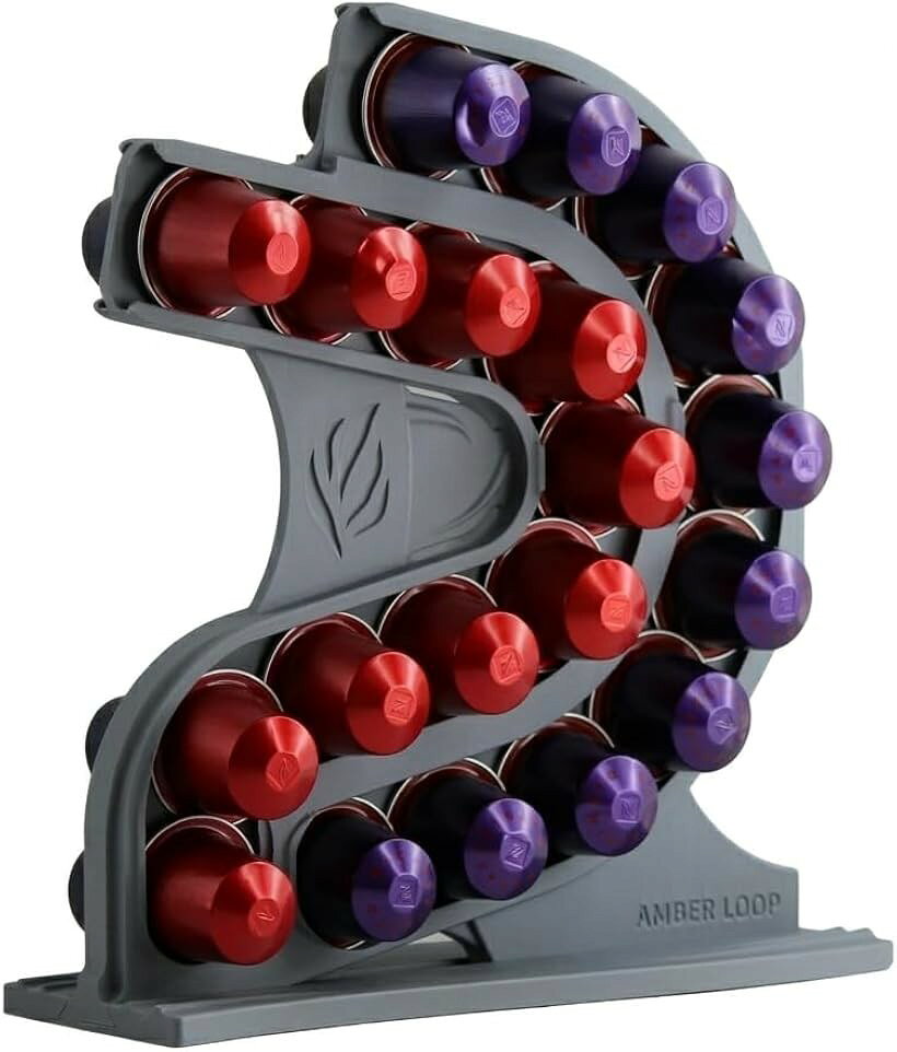 バリエーションコード : 2bkyix091i商品コード2bk51jd5fo商品名ネスプレッソ Nespresso オリジナル 対応 カプセルホルダー スリムタイプ 40個収納ブランドAMBER LOOPカラーグレー「商品仕様・対応カプセル」 対応機種：ネスプレッソ オリジナル（original）専用カプセル、収納個数：40個、本体サイズ：約 幅7.8cm x 奥行21cm x 高さ23cm 、材質：PLA樹脂（3Dプリント製）底部に滑り止めパッド付 「ヴァーチュオ（Vertuo）」カプセルには対応しておりませんのでご注意ください。「自重落下式で取り出しスムーズ」 上からカプセルを入れるだけで、自重でスムーズに下へとスライドします。使うときは一番下からサッと片手で引き抜くだけ。「省スペース設計」 横幅はわずか7.8cmと非常にスリム。コーヒーマシンのすぐ横や、キッチンのちょっとしたデッドスペース、カウンターの隙間にも場所を取らずに美しく収まります。限られたスペースを有効活用したい方に最適なサイズ感です。「インテリアに馴染む上質な質感」選べる7バリエーション 専用設計されたこだわりのプロダクトです。光沢を抑えた落ち着いた質感で、モダンなキッチンやインテリアにも自然に溶け込みます。お部屋の雰囲気に合わせて7つのカラーからお選びいただけます。本製品は3Dプリンターを使用して一つひとつ丁寧に国内で製造（ハンドメイド）しております。3Dプリント特有の積層痕（細かい筋）がみられる場合がありますが、製品の強度や機能には問題ありませんのでご安心ください。※ 他ネットショップでも併売しているため、ご注文後に在庫切れとなる場合があります。予めご了承ください。※ 品薄または希少等の理由により、参考価格よりも高い価格で販売されている場合があります。ご注文の際には必ず販売価格をご確認ください。※ 沖縄県、離島または一部地域の場合、別途送料の負担をお願いする場合があります。予めご了承ください。※ お使いのモニタにより写真の色が実際の商品の色と異なる場合や、イメージに差異が生じることがあります。予めご了承ください。※ 商品の詳細（カラー・数量・サイズ 等）については、ページ内の商品説明をご確認のうえ、ご注文ください。※ モバイル版・スマホ版ページでは、お使いの端末によっては一部の情報が表示されないことがあります。すべての記載情報をご確認するには、PC版ページをご覧ください。