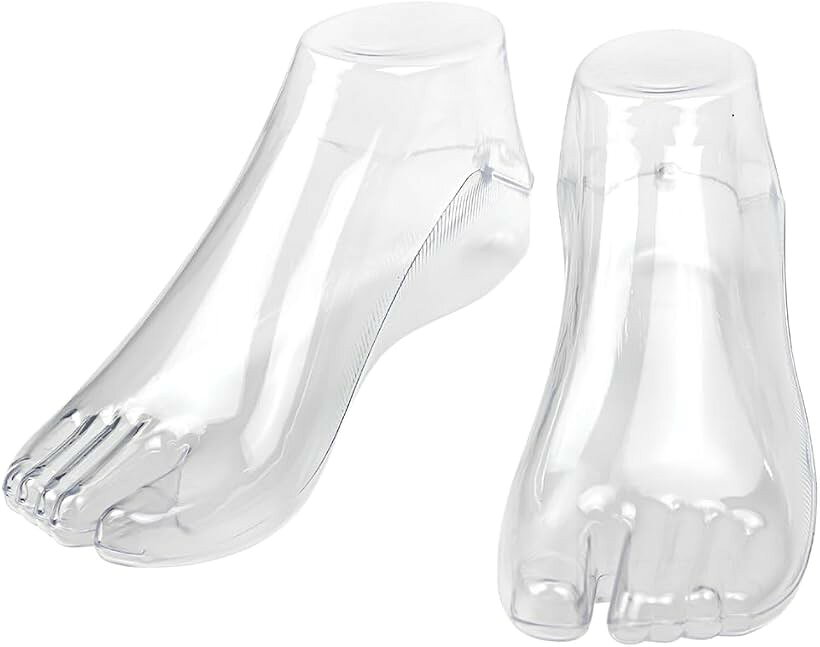 バリエーションコード : 2bktw12of5商品コード2bktwo05v4商品名フットトルソー サンダル対応 足マネキン 左右セット フリマ出品・靴下アクセサリー撮影に 足模型 フットマネキン 撮影用 両足ブランドJUSTVELカラークリアサイズ等22cm「トングサンダル対応のスリット構造」親指と人差し指の間に隙間を設けた独自設計です。ビーチサンダルやトングサンダル、下駄まで型崩れせず美しくディスプレイできます。「フリマ出品の撮影をプロ級に」自分の足を撮影することに抵抗がある方に最適です。フットトルソーに履かせて置くだけで清潔感溢れる写真が撮影でき、フリマアプリでの成約率アップに貢献します。「アンクレットや靴下の立体ディスプレイに」アンクレットや靴下、フットカバーなどの展示・撮影に大活躍します。美しい足元ラインを立体的に表現し、商品の魅力を最大限に引き立てます。「用途に合わせた2つのカラー」クリアとブラックの2色を展開しています。アクセサリーが引き立つブラック、汎用性が高いクリアなど、撮影イメージに合わせて最適なカラーを選択可能です。「水洗い対応の耐久PP素材」汚れやほこりが付着しても水洗いでサッと綺麗に落とせます。左右セットの22cmサイズで、軽量かつ扱いやすいため、店舗の展示会や自宅での撮影に繰り返しご使用いただけます。「当ブランドオリジナルパッケージで発送」日本ブランド「JUSTVEL」が印字されたオリジナルパッケージに包んでお客様の元へ大切にお届け致します。※ 他ネットショップでも併売しているため、ご注文後に在庫切れとなる場合があります。予めご了承ください。※ 品薄または希少等の理由により、参考価格よりも高い価格で販売されている場合があります。ご注文の際には必ず販売価格をご確認ください。※ 沖縄県、離島または一部地域の場合、別途送料の負担をお願いする場合があります。予めご了承ください。※ お使いのモニタにより写真の色が実際の商品の色と異なる場合や、イメージに差異が生じることがあります。予めご了承ください。※ 商品の詳細（カラー・数量・サイズ 等）については、ページ内の商品説明をご確認のうえ、ご注文ください。※ モバイル版・スマホ版ページでは、お使いの端末によっては一部の情報が表示されないことがあります。すべての記載情報をご確認するには、PC版ページをご覧ください。