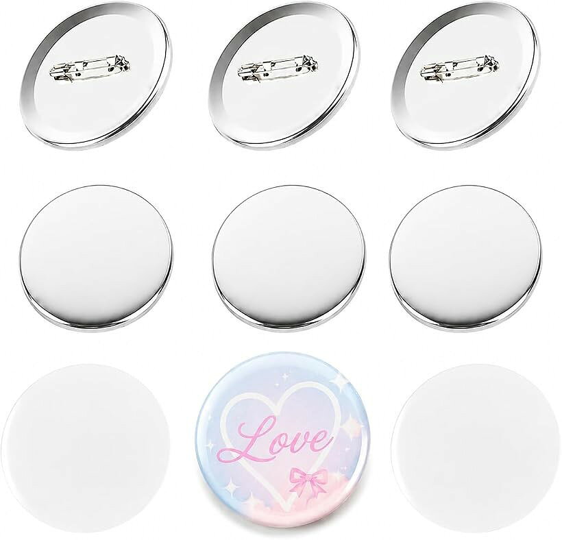 バリエーションコード : 2brs545n0d商品コード2brs541pyk商品名缶バッジ 缶バッチ DIY パーツ 100個セットキット 安全ピン 素材 推し活 グッズ シェル フィルムブランドARCMAXカラーシルバーサイズ等32mmxx「届いてすぐ試せる充実の100個キット」xx 缶バッジシェルとピンバックおよびフィルムの3点がそれぞれ100個入った大容量セット。追加パーツを購入する手間なく、届いたその日からオリジナルグッズの制作がスタート可能。失敗を恐れずどんどん作れる大ボリュームで推し活やイベント準備を力強くサポートします。xx「ピン装着済みで作業効率を大幅アップ」xx ピンバックの背面に固定用フックピンが最初から取り付けられているため、組み立ての手間をカット。パーツを重ねる工程が減ることで、初心者でも迷わずスムーズにバッジの量産作業が進行。完成後すぐにお好みのバッグや衣服や帽子などのグッズへ簡単に取り付けることができます。xx「へこみに強い高品質な厚手ブリキ素材」xx 一般的な薄いパーツとは異なる、厚みのあるしっかりしたブリキ素材を採用し高い耐久性を実現。力を入れてプレス機のレバーを引いてもシェルが歪みにくく、完成したバッジの美しいふっくら感をキープ。作ったばかりの立体感と美しさを長く維持できるため、プレゼント用や販売用としても最適です。xx「誰でも自分だけのオリジナルグッズを」xx お好きな写真やイラストに合わせて、フィルムとパーツを重ねるだけでプロ顔負けのバッジが完成。アイドルやアニメキャラクターの推し活から、お子様の描いた似顔絵バッジまで幅広い用途に対応。自分だけの特別なアイテムを自作するワクワク感を存分に味わえる、ハンドメイド専用キットです。xx「イベントやワークショップでも大活躍」xx 「100個の大容量セット」なので学園祭や地域の行事など大人数で楽しむイベントの材料として活躍。統一された規格デザインで、各種プレス機にジャストフィットするため失敗のリスクを最小限に抑制。高品質で安定した仕上がりをお約束する、ワンランク上のパーツセットで制作体験を応援します。※ 他ネットショップでも併売しているため、ご注文後に在庫切れとなる場合があります。予めご了承ください。※ 品薄または希少等の理由により、参考価格よりも高い価格で販売されている場合があります。ご注文の際には必ず販売価格をご確認ください。※ 沖縄県、離島または一部地域の場合、別途送料の負担をお願いする場合があります。予めご了承ください。※ お使いのモニタにより写真の色が実際の商品の色と異なる場合や、イメージに差異が生じることがあります。予めご了承ください。※ 商品の詳細（カラー・数量・サイズ 等）については、ページ内の商品説明をご確認のうえ、ご注文ください。※ モバイル版・スマホ版ページでは、お使いの端末によっては一部の情報が表示されないことがあります。すべての記載情報をご確認するには、PC版ページをご覧ください。