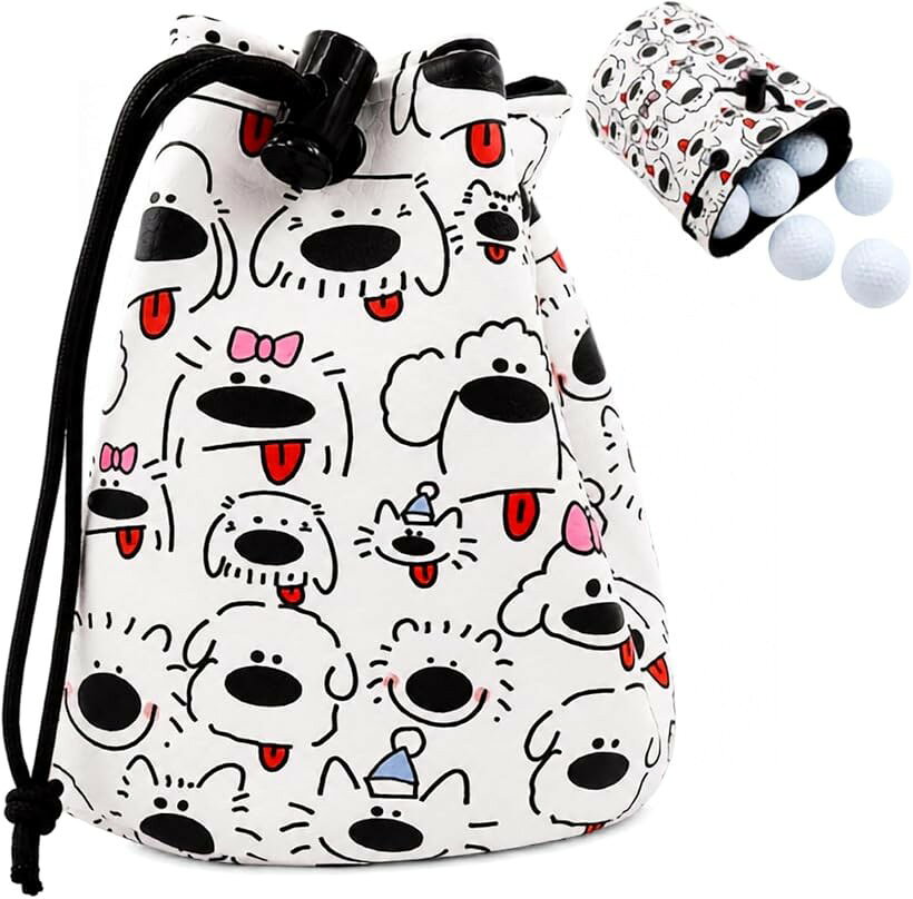 商品コード2bkidyw3r9商品名犬柄 ゴルフボールポーチ 巾着型 PUレザー 防水 ゴルフボールケース 小物収納ブランドシャンディニー(Chandeny)カラー白サイズ等約14x14x15cm「ワンコ柄で個性光る」ゴルフバッグに吊り下げるだけで、コース上にさりげない愛らしさが加わります。犬柄プリントはカートまわりでも存在感があり、ゴルフ仲間と被りにくいデザインはラウンドのたびに気分を上げてくれます。自分らしいスタイルを表現できる一品で、コンペの景品やプレゼントにも喜ばれます。「すぐ取り出せる開閉構造」ホール間の移動中でも、ドローコードを引くだけでスムーズにボールを取り出せます。ストッパー付きの紐がしっかり口を締めるため、歩行中やカート移動中に中身がこぼれる心配がありません。次のショットに集中したいときでも手間取らず、テンポよくプレーを進められる使い勝手のよさが魅力です。「防水PU素材で汚れに強い」表面には防水仕様のPU合皮を採用しており、朝露や小雨程度の水分であれば弾いてくれます。コースでついた芝や泥汚れもさっと拭き取れるため、使用後のケアに時間をかける必要がありません。屋外で毎回使うゴルフ小物だからこそ、汚れに強い素材で長く清潔に使い続けられます。「柔らか起毛内側でボールを保護」内側全体に柔らかい起毛生地を貼り合わせており、収納中にボールのディンプル面が傷つくのを防ぎます。取り出すたびにボールがすっと手に収まる感覚も心地よく、素材がクッション代わりになるため、大切なボールをきれいな状態でキープできます。約64gの軽量設計でバッグへの負担も最小限です。「商品内容」犬柄 ゴルフボール 巾着型 収納ポーチ 「素材」PU（合皮） 「サイズ」約14x14x15cm・重量：約64g 「開閉方式」ドローコード（紐＋ストッパー） 「特徴」防水※ 他ネットショップでも併売しているため、ご注文後に在庫切れとなる場合があります。予めご了承ください。※ 品薄または希少等の理由により、参考価格よりも高い価格で販売されている場合があります。ご注文の際には必ず販売価格をご確認ください。※ 沖縄県、離島または一部地域の場合、別途送料の負担をお願いする場合があります。予めご了承ください。※ お使いのモニタにより写真の色が実際の商品の色と異なる場合や、イメージに差異が生じることがあります。予めご了承ください。※ 商品の詳細（カラー・数量・サイズ 等）については、ページ内の商品説明をご確認のうえ、ご注文ください。※ モバイル版・スマホ版ページでは、お使いの端末によっては一部の情報が表示されないことがあります。すべての記載情報をご確認するには、PC版ページをご覧ください。