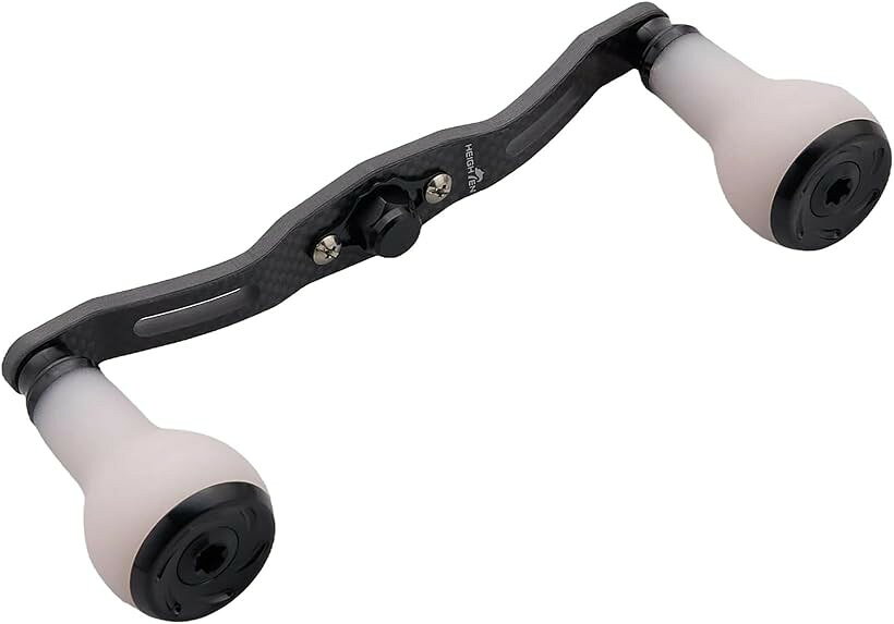 バリエーションコード : 2bk51i2r4c商品コード2bk51fflcn商品名リール ハンドル TPE製 ノブ搭載 シマノ SHIMANO対応 ダイワ DAIWA対応 アブ Abu対応 ベイトリール Carbon TPE SeriesブランドHEIGHTENカラーブラック＆白色 - 変色サイズ等120mm「特徴」軸芯距離110mm/120/130mmカーボンハンドル、厚さ4mmの1.5K炭素布のハンドル軽くて更に強度アップ。直径27mmのTPE製で人体工学デザインの握る感抜群のノブ搭載、滑り難い、冷たくない、清潔し易い。「サイズ」ハンドル軸心距離110mm/120mm/130mm、ノブ直径27mm、高さ49mm 「総重」48g/49g/51g「素材」ハンドル - 1.5K炭素布のカーボン、ノブ - TPE＋70航空アルミ。「リールハンドル付属品」4x7mmセンターナット2個、5x8mmセンターナット2個、転換スリープ1個。「適応機種」取付部4x7mm、5x8mmのDAIWA， SHIMANO， ABU GARCIAのベイトリールに適用。※ 他ネットショップでも併売しているため、ご注文後に在庫切れとなる場合があります。予めご了承ください。※ 品薄または希少等の理由により、参考価格よりも高い価格で販売されている場合があります。ご注文の際には必ず販売価格をご確認ください。※ 沖縄県、離島または一部地域の場合、別途送料の負担をお願いする場合があります。予めご了承ください。※ お使いのモニタにより写真の色が実際の商品の色と異なる場合や、イメージに差異が生じることがあります。予めご了承ください。※ 商品の詳細（カラー・数量・サイズ 等）については、ページ内の商品説明をご確認のうえ、ご注文ください。※ モバイル版・スマホ版ページでは、お使いの端末によっては一部の情報が表示されないことがあります。すべての記載情報をご確認するには、PC版ページをご覧ください。