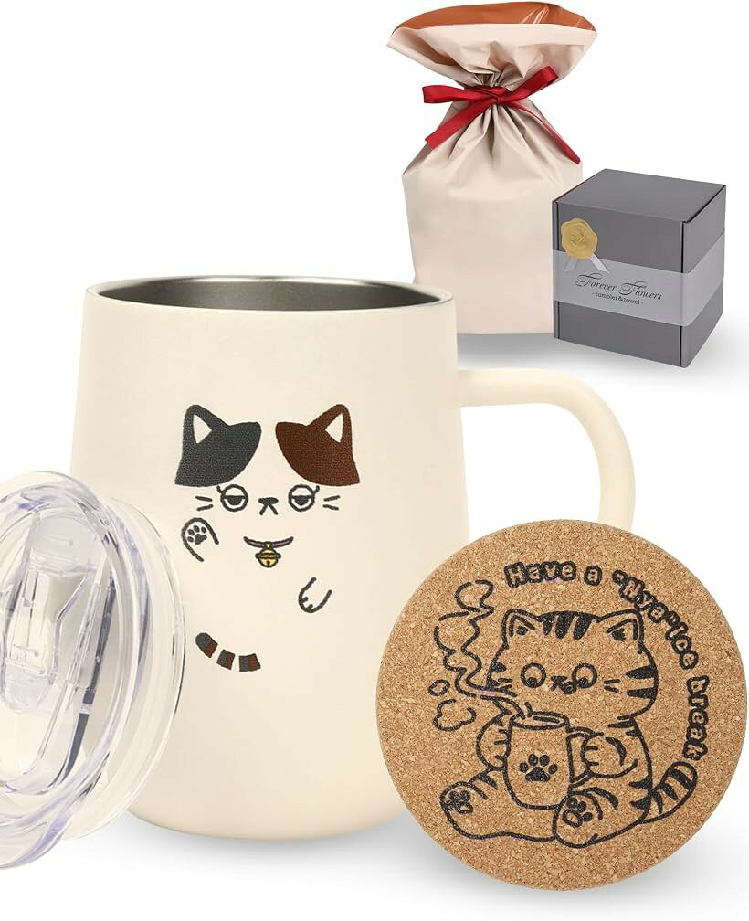 バリエーションコード : 2bktwn84pf商品コード2bktwsrf2s商品名猫グッズ 猫雑貨 タンブラー マグカップ 蓋付き 持ち手付き 真空断熱 コースター 誕生日 猫好きプレゼントブランドForever　Flowersカラー三毛猫アイボリーサイズ等直径8.8cm、高さ11cm「猫タンブラー、ここだけの話」「猫好きさんが毎日手に取れる雑貨を」そんな想いから、この商品が生まれました。猫好きにはたまらない、可愛い4デザイン。黒猫・茶トラ・サバトラ・三毛猫をご用意したのは「うちの子に似たデザインを選んでほしい」から。自分用の猫グッズとして毎日そばに置いても、猫好きのあの人へ猫雑貨のプレゼントとして贈っても。ティータイムやご飯を楽しむ時間に、ふと頬がゆるむ。猫好きの毎日を、もっと愛おしくするタンブラーです。「毎日使いたくなる、タンブラーのひみつ」「オフィスでも家でも使いやすい」「ホットもアイスも長く楽しみたい」そんな声をカタチにしました。真空二重構造で、温かい飲み物も冷たい飲み物も飲み頃をキープ。フタ付きだからホコリが入りにくく、しっかり閉まる設計で倒してもこぼれにくい。そのまま直飲みもOK。取っ手付きのステンレス製だから、毎日気兼ねなく使えます。＊配送中の気圧でフタが固く感じることがあります。初回は飲み口をスライドして開けるとスムーズです。使ううちに手に馴染みます。「Have a nice break（良い休憩を）」ティータイムに最適。 食いしん坊な茶トラがプリントされたコースターもセットに。コルク素材がテーブルをやさしく守り、猫のいる風景がもうひとつ増えます。ひとつひとつ、国内の就労支援の現場から心を込めてお届けしています。「記念日のプレゼントにも使えるラッピング仕様」商品はあらかじめ専用パッケージ（掛け紙付き）にお入れしています。付属のラッピング袋で包むだけでプレゼント用にも手間いらず。ラッピングが苦手な方でも、時間をかけずに気持ちを届けられます。もちろん自分用なら、届いたその日からすぐに使えます。「商品内容」コースター (サイズ:直径10cm 素材:コルク) ・ステンレスタンブラー (内容量：350ml サイズ：直径 8.8x高さ11cm 素材：本体 304SUS 蓋 AS樹脂/シリコーンゴム) ・ネコキャラシール ・専用パッケージ（掛け紙付き） ・専用ラッピング袋 ＊食洗機・電子レンジ使用不可※ 他ネットショップでも併売しているため、ご注文後に在庫切れとなる場合があります。予めご了承ください。※ 品薄または希少等の理由により、参考価格よりも高い価格で販売されている場合があります。ご注文の際には必ず販売価格をご確認ください。※ 沖縄県、離島または一部地域の場合、別途送料の負担をお願いする場合があります。予めご了承ください。※ お使いのモニタにより写真の色が実際の商品の色と異なる場合や、イメージに差異が生じることがあります。予めご了承ください。※ 商品の詳細（カラー・数量・サイズ 等）については、ページ内の商品説明をご確認のうえ、ご注文ください。※ モバイル版・スマホ版ページでは、お使いの端末によっては一部の情報が表示されないことがあります。すべての記載情報をご確認するには、PC版ページをご覧ください。