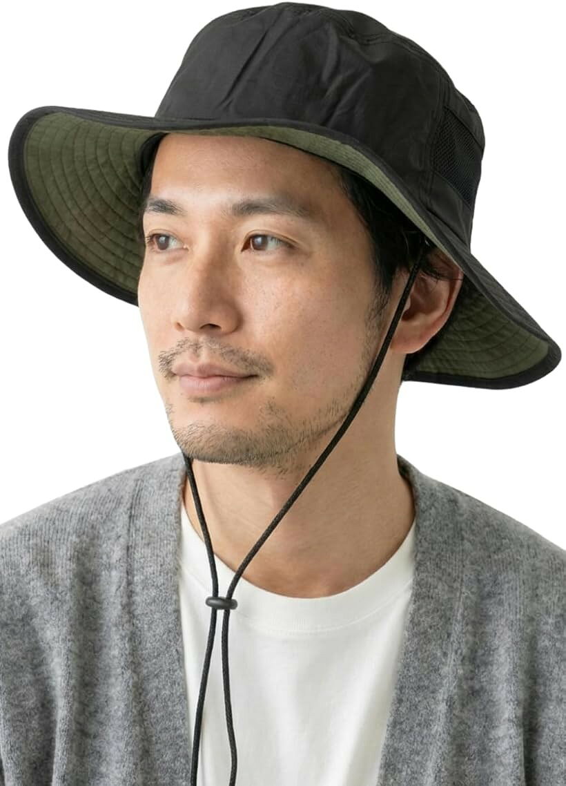 バリエーションコード : 2brw14cnh5商品コード2brw18th9f商品名ヴァレリア 撥水 アドベンチャーハット 1級遮光で体感-17℃ 遮光率99.99% UVカット率99.9% UPF50+ メンズ 56～58cmブランドVALERIAカラーブラックサイズ等Free Size「「日傘は面倒・恥ずかしい」という男性へ。かぶるだけで「体感-17℃」の涼しさ」 「日傘を使いたいけれど、両手が塞がるのは嫌だ」と感じていませんか？このハットは、一般的な日傘の遮熱性基準をクリアした、まさに「かぶる日傘」。着用30分後の頭部の温度上昇を約17℃軽減する驚きの遮熱性能を備えています。8.5cmの広めのツバが顔や首筋にしっかりと日陰を作り、炎天下でもまるで木陰にいるような涼しさをサポートします。「ジリジリ刺さる直射日光をブロック。「1級遮光」がもたらす極上の日陰」 頭皮や顔に突き刺さるような、あの不快な熱線を物理的にシャットアウト。生地の裏面に施された特殊加工により、直射日光を99.99%遮断する「1級遮光」を獲得しています。ゴルフや釣り、お子様との公園遊びなど、日陰の逃げ場がない屋外でのアクティビティでも、日傘と同等レベルの遮光性があなたの快適な休日を支えます。「最高水準の「UPF50+」プロテクト」 紫外線防止指数の世界基準である最高値「UPF50+」を達成し、紫外線を99.9%カット。過酷なスポーツやアウトドアでの肌へのダメージを徹底的にやわらげます。面倒な日焼け止めを何度も塗り直す手間を減らし、帰宅後の「日焼けで顔や首がヒリヒリ痛い…」という疲労感・不快感からあなたを優しく守ります。「脱いだ時の「邪魔だなぁ…」を解消。手のひらサイズの「極小ポケッタブル」」 室内に入った時や夕暮れ時、帽子を手に持って歩くストレスをゼロに。内側のカラビナを中心に裏返すだけで、驚くほどコンパクトに折りたためます。通勤バッグの隙間や車のダッシュボードに常備しておけるため、「あっ、帽子忘れた。」という朝のうっかりを防ぎ、急な日差しにもサッと取り出して即対応できます。「急なゲリラ豪雨や泥はねもサッとひと拭き。毎日ガンガン使える「タフ＆イージーケア」」 変わりやすい山の天気や、突然の小雨にも慌てない「撥水加工」仕上げ。水を玉のように弾き汚れも付きにくいため、タフな環境でも気兼ねなくヘビロテできます。少しの汚れなら濡れタオルで拭き取るだけでOK。汗やニオイが気になるときは短時間の「押し洗い」でケアできるため、いつでも清潔な状態をキープできます。※ 他ネットショップでも併売しているため、ご注文後に在庫切れとなる場合があります。予めご了承ください。※ 品薄または希少等の理由により、参考価格よりも高い価格で販売されている場合があります。ご注文の際には必ず販売価格をご確認ください。※ 沖縄県、離島または一部地域の場合、別途送料の負担をお願いする場合があります。予めご了承ください。※ お使いのモニタにより写真の色が実際の商品の色と異なる場合や、イメージに差異が生じることがあります。予めご了承ください。※ 商品の詳細（カラー・数量・サイズ 等）については、ページ内の商品説明をご確認のうえ、ご注文ください。※ モバイル版・スマホ版ページでは、お使いの端末によっては一部の情報が表示されないことがあります。すべての記載情報をご確認するには、PC版ページをご覧ください。