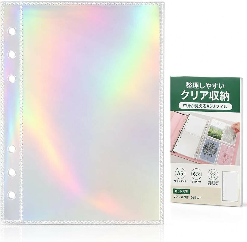 バリエーションコード : 2brggj6hhp商品コード2brggudox4商品名HAPPYSUGAR シール帳 リフィル シール台紙 A5 6穴 透明 クリアポケット 剥離紙 はがせる 収納 トレカ 写真 カード対応 20枚入ブランドHAPPY SUGARカラーホログラム「高透明素材」高品質なPP素材を使用しており、透明度が高く中身を鮮明に確認できます。大切なシールやカードのデザインを損なわず美しく保管できます。耐久性にも優れ長く使用可能です。「はがせる剥離紙」シールの貼り直しが可能な剥離紙仕様です。コレクションや整理の際にも繰り返し使えるため利便性に優れています。粘着跡が残りにくい設計です。「A5 6穴対応」A5サイズの6穴バインダーに対応しており、簡単に差し替えができます。手帳やファイルに組み込んで効率よく管理可能です。使い勝手の良い標準規格です。「多用途収納」シールだけでなくトレカや写真、名刺など幅広いアイテムを収納できます。コレクション整理や推し活用途にも適しています。日常使いから趣味用途まで対応します。「商品スペック」内容量：20枚、素材：ポリプロピレン（PP）、対応：A5 6穴、バリエーション：透明・ホログラム。※ 他ネットショップでも併売しているため、ご注文後に在庫切れとなる場合があります。予めご了承ください。※ 品薄または希少等の理由により、参考価格よりも高い価格で販売されている場合があります。ご注文の際には必ず販売価格をご確認ください。※ 沖縄県、離島または一部地域の場合、別途送料の負担をお願いする場合があります。予めご了承ください。※ お使いのモニタにより写真の色が実際の商品の色と異なる場合や、イメージに差異が生じることがあります。予めご了承ください。※ 商品の詳細（カラー・数量・サイズ 等）については、ページ内の商品説明をご確認のうえ、ご注文ください。※ モバイル版・スマホ版ページでは、お使いの端末によっては一部の情報が表示されないことがあります。すべての記載情報をご確認するには、PC版ページをご覧ください。