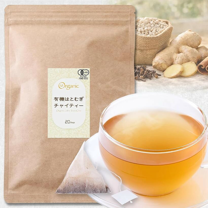 商品コード2brnfnhdkr商品名有機はとむぎチャイティー 20包 国産 チャイ ティーバッグ 紅茶不使用 オーガニック スパイスティー 生姜 シナモン チャック付きブランド天然生活サイズ等20包「国産有機はとむぎと有機スパイスがふわりと香る。」 材料すべてが有機素材。カラダ想いの本格スパイスティー。心ほぐれるおうちカフェ。国産はとむぎがふわりと香る、カラダ想いのナチュラルチャイ。「紅茶不使用」茶葉の代わりに、直火焙煎した国産有機はとむぎ。夜のリラックスタイムや就寝前にも楽しめる、やさしいチャイです。「美味しさのひみつ」 国産有機はとむぎの芳ばしさ： 発芽直前まで活性させた国産有機はとむぎを使用し、直火焙煎で香りと芳ばしさを引き出しました。穀物ならではのやさしい甘みとコクが、チャイのおいしさのベースになっています。3種の有機スパイスをブレンド： 有機生姜・有機シナモン・有機クローブを使用。香り・辛み・甘みのバランスを整えることで、はとむぎの芳ばしさに寄り添う、香り高く、奥行きのある味わいに仕上げました。ストレートで飲みやすい配合： ストレートでそのままおいしく飲めるように配合を設計。スパイス感が強すぎず、日常のお茶時間に取り入れやすい、やさしいチャイに仕上げています。「美味しい召し上がり方」 1包をカップやポットに入れ、約180ccの熱湯を注ぎます。2～3分蒸らすと一層美味しくお召し上がりいただけます。＊熱湯のお取り扱いには十分お気を付けください。［こんなアレンジも。甘くないから、アレンジ自在。］ スパイス香る、すっきりまろやかな味わい。暑い日にうれしい、冷やしておいしいアイスチャイティー。少し濃い目に抽出して、豆乳を注げばミルクティーに。はちみつでほんのり甘みをプラスしても。チャイの風味広がる、つるんとなめらかな喉ごし。ひんやり楽しむ、チャイ寒天ゼリー。「保存に便利なチャック付き.たっぷり20包入り」 毎日手軽に楽しめる. 国産はとむぎがふわりと香る、カラダ想いのナチュラルチャイ。有機はとむぎチャイ 20包入りです。(1)1包をカップやポットに入れ、約180ccの熱湯を注ぎます。(2)2～3分蒸らすと一層美味しくお召し上がりいただけます。ティーバッグタイプは簡単、便利にお使いいただけます。※ 他ネットショップでも併売しているため、ご注文後に在庫切れとなる場合があります。予めご了承ください。※ 品薄または希少等の理由により、参考価格よりも高い価格で販売されている場合があります。ご注文の際には必ず販売価格をご確認ください。※ 沖縄県、離島または一部地域の場合、別途送料の負担をお願いする場合があります。予めご了承ください。※ お使いのモニタにより写真の色が実際の商品の色と異なる場合や、イメージに差異が生じることがあります。予めご了承ください。※ 商品の詳細（カラー・数量・サイズ 等）については、ページ内の商品説明をご確認のうえ、ご注文ください。※ モバイル版・スマホ版ページでは、お使いの端末によっては一部の情報が表示されないことがあります。すべての記載情報をご確認するには、PC版ページをご覧ください。名称：有機はとむぎブレンド茶原材料：有機はとむぎ（富山県）、有機生姜（国産）、有機シナモン（スリランカ）、有機クローブ（インドネシア）内容量：40g（2gx20袋）賞味期限：パッケージに記載保存方法：保存方法：直射日光及び高温・多湿を避けて保存してください。販売者：株式会社天然⽣活〒141-0032 東京都品川区⼤崎3-6-4 トキワビル7F栄養成分表示：(100gあたり)エネルギー ：362kcalタンパク質 ：9.9g脂質    ：5.7g炭⽔化物  ：67.8g⾷塩相当量 ：0.05g(推定値)＊抽出後の栄養成分表⽰(180mlあたり)エネルギー ：0kcalタンパク質 ：0g脂質    ：0g炭⽔化物  ：0g⾷塩相当量 ：0g