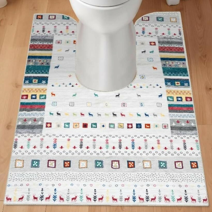 バリエーションコード : 2bki4tftnd商品コード2bki6pd88w商品名トイレマット U型 60x90cm 吸水速乾ブランドNYANDELMOカラーノルディック柄21サイズ等60x90cm「サイズ・バリエーション」U型トイレマット60x90cmの大判設計。インテリアに合わせて選べる、猫柄・ノルディック柄・民族風など全部で17種類のデザインバリエーションをご用意しております。家庭用トイレから商業施設まで幅広く使える汎用サイズです。「ベルベット調のやわらか素材」表面にはベルベットのようななめらかなマイクロファイバー素材を採用。なめらかで柔らかい質感が特徴で、見た目にも高級感のある仕上がりです。素足でも心地よく、トイレ空間を上質に演出します。「快適で暖かい踏み心地」厚みのある繊維構造により、足元をやさしく包み込むような快適な踏み心地です。冷たい床の不快感を軽減し、季節を問わず快適であたたかいトイレ空間を保ちます。「吸水性と速乾性で清潔をキープ」水分をすばやく吸収し、乾きやすい素材構造でいつでもサラッと快適。日常の水はねや湿気を抑え、清潔で使いやすい状態を維持します。「お手入れ簡単でいつでも清潔」洗濯機で丸洗い可能な設計で、繰り返し洗っても型崩れしにくい仕様です。乾きやすく日常のお手入れも簡単で、忙しい毎日でも手軽に清潔な状態を保てます。※ 他ネットショップでも併売しているため、ご注文後に在庫切れとなる場合があります。予めご了承ください。※ 品薄または希少等の理由により、参考価格よりも高い価格で販売されている場合があります。ご注文の際には必ず販売価格をご確認ください。※ 沖縄県、離島または一部地域の場合、別途送料の負担をお願いする場合があります。予めご了承ください。※ お使いのモニタにより写真の色が実際の商品の色と異なる場合や、イメージに差異が生じることがあります。予めご了承ください。※ 商品の詳細（カラー・数量・サイズ 等）については、ページ内の商品説明をご確認のうえ、ご注文ください。※ モバイル版・スマホ版ページでは、お使いの端末によっては一部の情報が表示されないことがあります。すべての記載情報をご確認するには、PC版ページをご覧ください。