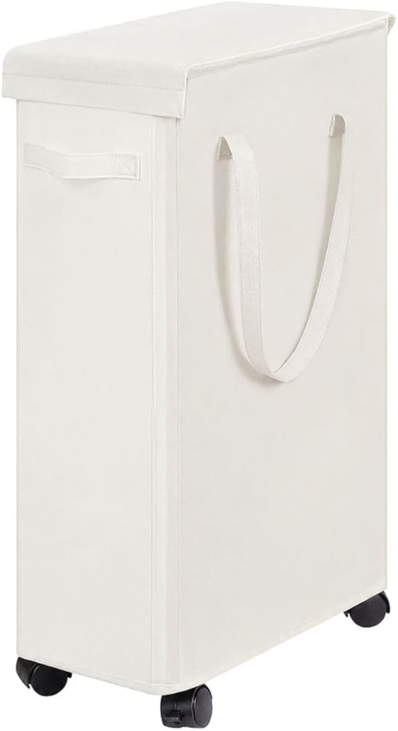 商品コード2bk5njdghc商品名60L スリム ランドリーバスケット 洗濯カゴ 蓋付き キャスター付き 折りたたみ オックスフォード素材 取っ手付きブランドSolvantaカラーホワイトサイズ等幅22x奥41x高さ70cm「スリム大容量設計」60Lの収納力を備えながら幅22cmのスリム設計です。洗面所や脱衣所、家具の隙間にも設置しやすいです。省スペースで保管できるため邪魔になりにくく、限られたスペースを有効活用できます。「蓋付きで生活感をカバー」蓋付き仕様のため洗濯物をすっきり収納できます。来客時にも中身が見えにくく空間を整えて見せられます。洗濯物以外の収納にも活用できます。「移動しやすい2WAY仕様」キャスター付きで洗濯物を入れたままスムーズに移動できるので、引っ越しや模様替えの際にも便利です。。側面の取っ手を使って持ち上げることも可能です。使用しない時はコンパクトに折りたたんで収納でき、使用環境に合わせて便利に使えます。「商品スペック」サイズ：幅22x奥41x高さ70cm。素材：オックスフォード。カラー：オフホワイト。お使いのモニター、撮影環境により画像と実際の商品との色味が異なる場合がございます。※ 他ネットショップでも併売しているため、ご注文後に在庫切れとなる場合があります。予めご了承ください。※ 品薄または希少等の理由により、参考価格よりも高い価格で販売されている場合があります。ご注文の際には必ず販売価格をご確認ください。※ 沖縄県、離島または一部地域の場合、別途送料の負担をお願いする場合があります。予めご了承ください。※ お使いのモニタにより写真の色が実際の商品の色と異なる場合や、イメージに差異が生じることがあります。予めご了承ください。※ 商品の詳細（カラー・数量・サイズ 等）については、ページ内の商品説明をご確認のうえ、ご注文ください。※ モバイル版・スマホ版ページでは、お使いの端末によっては一部の情報が表示されないことがあります。すべての記載情報をご確認するには、PC版ページをご覧ください。