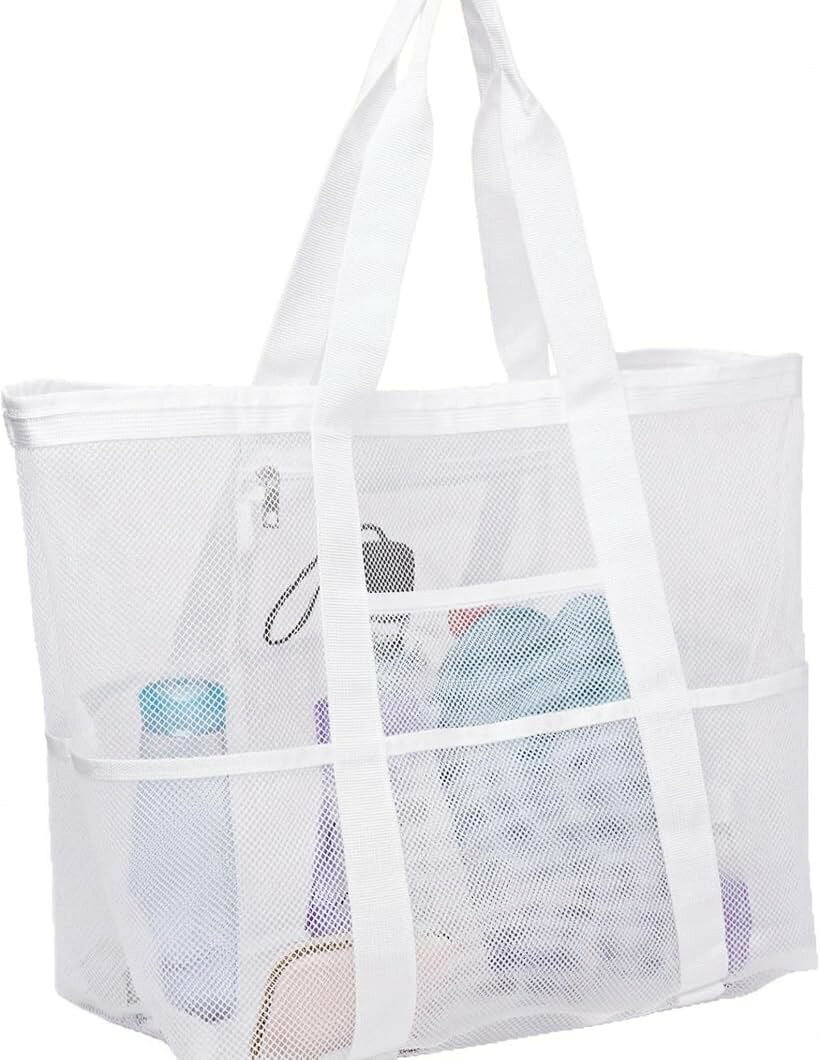 バリエーションコード : 2brsr34h8g商品コード2brguc8lr9商品名プールバッグ メッシュ ビーチバッグ 大容量 砂抜け 速乾 8ポケット 折りたたみ 軽量 丸洗いブランドFuji-cellarカラーホワイトサイズ等ミディアム探し物が減る、定位置収納：8つのサイドポケットと内側ファスナーポケットが、荷物の「住所」を決めてくれます。日焼け止め、タオル、おもちゃ、飲み物がそれぞれ定位置に収まり、メッシュ越しに中身がひと目で確認できます。出発前に慌てて探し回る時間が減り、落ち着いた気持ちで家を出られます。砂がついたまま、そのまま入れてOK：全面メッシュ構造が、バッグに付いた砂を自然に落とします。バッグを持ち上げるたびにさらさらと抜け落ちるので、車内や玄関へ持ち込む砂の量を抑えやすく、帰宅後の掃除の手間を軽くします。「また砂だらけになる」という気持ちを手放して、目の前の遊びに集中できます。帰宅後はシャワーで流すだけ：水着も、濡れたタオルも、砂がついたおもちゃも、気にせずそのままバッグへ。帰宅後はバッグごと水で洗い流せます。ポリエステルとメッシュ素材の組み合わせで通気性がよく乾きやすいため、翌日にはすっきりした状態で収納しやすくなります。後片付けが早く終わった夜は、もう少し子どもの話を聞く余裕が生まれます。折りたたんで車に常備、使いたい時にすぐ出せる：軽くて柔らかい素材なので、くるりと丸めてシートポケットへ。急に公園や買い物に行きたくなった時でも、すぐに取り出せます。使わない時はコンパクトに収まるため、収納スペースを圧迫しません。旅行時のランドリーバッグとしても活用できます。家族分の荷物が一つにまとまる：幅約53cm、高さ約40cm、奥行約20cmの大きな開口部に、バスタオル、着替え、砂場セット、飲み物をまとめて収納。「もう一個バッグが必要かな」と思っていた荷物が一つに収まり、駐車場からビーチまで、両手を子どもに使える余裕が生まれます。※ 他ネットショップでも併売しているため、ご注文後に在庫切れとなる場合があります。予めご了承ください。※ 品薄または希少等の理由により、参考価格よりも高い価格で販売されている場合があります。ご注文の際には必ず販売価格をご確認ください。※ 沖縄県、離島または一部地域の場合、別途送料の負担をお願いする場合があります。予めご了承ください。※ お使いのモニタにより写真の色が実際の商品の色と異なる場合や、イメージに差異が生じることがあります。予めご了承ください。※ 商品の詳細（カラー・数量・サイズ 等）については、ページ内の商品説明をご確認のうえ、ご注文ください。※ モバイル版・スマホ版ページでは、お使いの端末によっては一部の情報が表示されないことがあります。すべての記載情報をご確認するには、PC版ページをご覧ください。