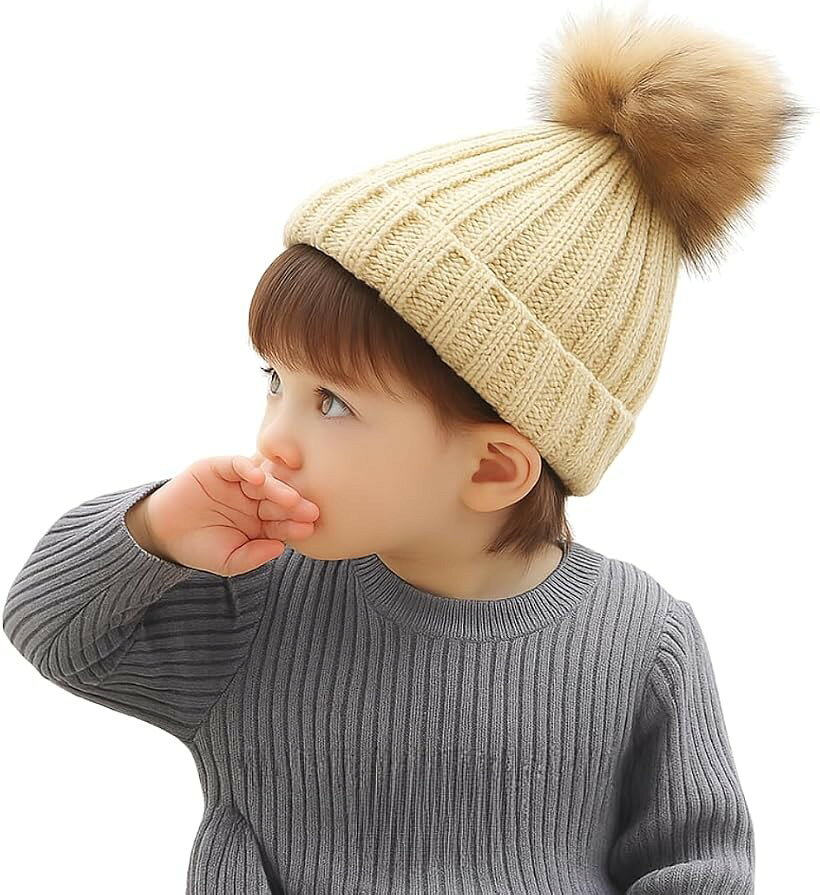 バリエーションコード : 2buphociuu商品コード2buphkpt1n商品名子供用 ニット帽 ポンポン付き ビーニー 帽子 キッズ 冬用 防寒 あったか かわいい 女の子 男の子 ウール 厚手 折り返し リブ編み プレゼント 5色展開ブランドCapprecierカラーカーキサイズ等4 Years「ウールでしっかり防寒」柔らかいウール素材を採用した子供用ニット帽。寒い冬の日も耳まであたたかく包み込み、通園や外遊びでも快適に過ごせます「ふわふわポンポンがアクセント」大きめのフェイクファーポンポン付きで、子どもらしいかわいさとおしゃれ感を演出。男女問わずコーデに合わせやすいデザインです「伸縮性のあるリブ編み構造」厚手のリブ編みで伸縮性抜群。頭にしっかりフィットし、ズレにくく、0～2歳のお子様に最適です「選べる5色展開」ブラック、ホワイト、レッド、カーキ、グレーの5色をラインナップ。通学やお出かけ用、プレゼントにもぴったりなカラー「冬のギフトにもおすすめ」おしゃれで実用的な防寒アイテムとして、クリスマスやお誕生日プレゼントにも人気。男女兼用で兄弟や姉妹おそろいにも　対象年：6か月～2歳※ 他ネットショップでも併売しているため、ご注文後に在庫切れとなる場合があります。予めご了承ください。※ 品薄または希少等の理由により、参考価格よりも高い価格で販売されている場合があります。ご注文の際には必ず販売価格をご確認ください。※ 沖縄県、離島または一部地域の場合、別途送料の負担をお願いする場合があります。予めご了承ください。※ お使いのモニタにより写真の色が実際の商品の色と異なる場合や、イメージに差異が生じることがあります。予めご了承ください。※ 商品の詳細（カラー・数量・サイズ 等）については、ページ内の商品説明をご確認のうえ、ご注文ください。※ モバイル版・スマホ版ページでは、お使いの端末によっては一部の情報が表示されないことがあります。すべての記載情報をご確認するには、PC版ページをご覧ください。寒い季節のお出かけにぴったりな、子供用のポンポン付きニット帽です。本商品は、保温性とデザイン性を兼ね備えたウール100％を採用し、柔らかく軽いかぶり心地で長時間着用しても快適。厚手のリブ編み構造で頭全体をやさしく包み込み、冷たい風をしっかりガードします。耳まで覆う深めの設計で、通園・お出かけ・雪遊び・スキーなどの防寒対策に最適です。トップにはふわふわのフェイクラクーンファーを使用した大きめポンポンを配置。シンプルな無地デザインの中に子どもらしい可愛さをプラスします。どんな服装にも合わせやすく、カジュアルにもガーリーにもマッチ。カラーは、ブラック・ホワイト・レッド・カーキ・グレーの5色展開。シーンやファッションに合わせてコーディネートを楽しめます。伸縮性のある厚手リブ編みニットなので、頭囲48～52cmのお子様にぴったりフィット。ずれにくく、活発に動く子どもでも快適にかぶれます。通園や外遊び、公園、ピクニック、スキー、スケートなど、さまざまな冬のアクティビティで大活躍します。さらに、シンプルながらも高級感のある仕上がりで、プレゼントにも最適。誕生日、クリスマス、兄弟・姉妹おそろいコーデなどにもおすすめです。おしゃれで機能的、子どもも親も満足できる冬の定番アイテム。寒い季節に、かわいさとあたたかさを両立するキッズニット帽をぜひお試しください。
