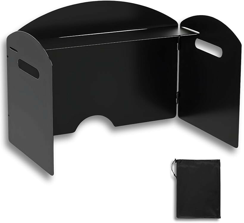 バリエーションコード : 2brpfdfwdy商品コード2brpfl0fj9商品名コンロ 風よけ 風除け キャンプ 風防 ウインドスクリーン 折りたたみ式 アルコールストーブ バーナー 収納袋付き 薄型 コンパクト 高さ30cm 大型・小型対応 強風対策ブランドPURUMACAカラーブラックサイズ等3つ折り「折りたたみ大型風防で火力安定」キャンプ・アウトドアの強風から風よけがコンロ、バーナーの炎をしっかり風から守り、燃焼効率と火力を安定させます。「スリム収納＆持ち運び便利」折りたたみ式でコンパクトに収納可能。付属の収納袋で持ち運びも簡単、キャンプやアウトドアに最適です。「頑丈なスチール製＆高耐久」耐熱・耐久性に優れたスチール素材を採用。強風でも倒れにくく、長く使える安心設計です。「多用途＆自在な形状調整」パネル式でテーブル上や地面、さまざまな熱源に対応。コの字型（三方囲い）など用途に合わせて形を調整でき、バーナーや焚き火台にも最適。「お手入れ簡単＆使いやすい設計」 シンプルなパネル構造で、汚れもサッと拭き取れてお手入れ簡単。設置や撤収もスムーズで、初心者でも扱いやすい風防です。※ 他ネットショップでも併売しているため、ご注文後に在庫切れとなる場合があります。予めご了承ください。※ 品薄または希少等の理由により、参考価格よりも高い価格で販売されている場合があります。ご注文の際には必ず販売価格をご確認ください。※ 沖縄県、離島または一部地域の場合、別途送料の負担をお願いする場合があります。予めご了承ください。※ お使いのモニタにより写真の色が実際の商品の色と異なる場合や、イメージに差異が生じることがあります。予めご了承ください。※ 商品の詳細（カラー・数量・サイズ 等）については、ページ内の商品説明をご確認のうえ、ご注文ください。※ モバイル版・スマホ版ページでは、お使いの端末によっては一部の情報が表示されないことがあります。すべての記載情報をご確認するには、PC版ページをご覧ください。キャンプやアウトドアで活躍する折りたたみ式大型風防です。強風からコンロやバーナーの炎をしっかり守り、燃焼効率と火力の安定に役立ちます。耐熱性・耐久性に優れた頑丈なスチール製で、倒れにくく安心して使用可能。パネル式なので、コの字型の三方囲いなど使用シーンに合わせて形状を自在に調整でき、テーブル上でも地面でもさまざまな熱源に対応します。使わないときはスリムに折りたたんでコンパクトに収納でき、付属の収納袋で持ち運びも簡単。さらに、シンプルな構造で汚れも拭き取りやすく、設置や撤収もスムーズな、初心者にも扱いやすい風防です。
