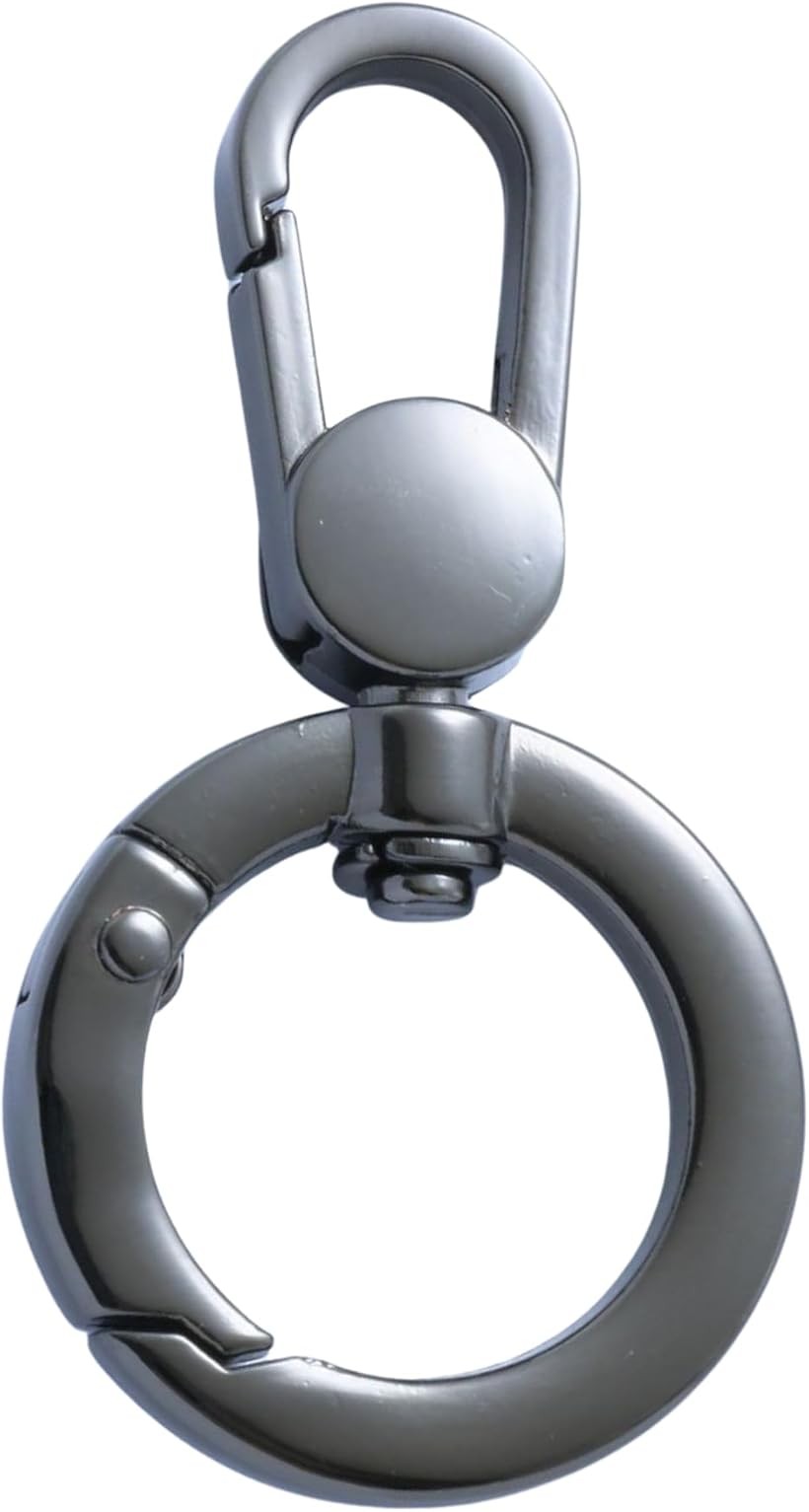 バリエーションコード : 2bkh3gpco5商品コード2bkh3c2d5g商品名カラビナ 360度回転 スプリングリング ナスカン ショルダーストラップ 金具 付け替え バッグ キーホルダー 5色 亜鉛合金 1個ブランドPurrooカラークールグレー「360°回転でねじれ・絡まりを防止」スイベル構造により金具が360°自由に回転。歩くたびにストラップがねじれる煩わしさから解放されます。バッグの向きが変わっても自然に追従し、常にすっきりきれいな状態を保ちます。「スプリングリングでワンタッチ着脱」下部のスプリングOリングを押すだけで簡単に開閉。ストラップの付け替えがスムーズで、バッグのアレンジも気軽に楽しめます。「バッグに合わせて選べる5色展開」ローズゴールド・シルバー・ゴールド・クールグレー・マットブラックの5色。バッグやストラップのカラーに合わせてコーディネートを楽しめます。「高品質な亜鉛合金メッキ仕上げ」素材は亜鉛合金・メッキ仕上げ。全長50mm・重さ11gのコンパクト設計で、バッグへの負担を最小限に抑えながら上品な光沢を演出します。「まず1個から試せる単品販売」ショルダーストラップのバッグ側接続金具として、またキーホルダーのジョイントとしても使用可能。セット不要でまず試したい方にも最適な1個単品販売です。※ 他ネットショップでも併売しているため、ご注文後に在庫切れとなる場合があります。予めご了承ください。※ 品薄または希少等の理由により、参考価格よりも高い価格で販売されている場合があります。ご注文の際には必ず販売価格をご確認ください。※ 沖縄県、離島または一部地域の場合、別途送料の負担をお願いする場合があります。予めご了承ください。※ お使いのモニタにより写真の色が実際の商品の色と異なる場合や、イメージに差異が生じることがあります。予めご了承ください。※ 商品の詳細（カラー・数量・サイズ 等）については、ページ内の商品説明をご確認のうえ、ご注文ください。※ モバイル版・スマホ版ページでは、お使いの端末によっては一部の情報が表示されないことがあります。すべての記載情報をご確認するには、PC版ページをご覧ください。＊ ストラップ付け替えをもっとおしゃれに、もっと手軽にPurrooのスプリングリングカラビナは、ショルダーストラップのバッグ接続部分として設計された高品質な金具です。上部のナスカン（フック）をバッグのDカンや金具に引っ掛け、下部のスプリングOリングにストラップ端の金具を通すだけ。しっかり固定されながら、360°自由に回転するのでねじれ・絡まりのストレスがありません。＊ 5色から選ぶカラーコーディネートローズゴールド・シルバー・ゴールド・クールグレー・マットブラックの5色展開。バッグやストラップのカラーに合わせて選べるので、トータルコーデにこだわりたい方にも満足いただける仕上がりです。＊ 商品仕様・全長：50mm・リング外径：26.5mm／内径：17.8mm・重さ：11g・素材：亜鉛合金（メッキ仕上げ）・内容：1個・カラー：ローズゴールド／シルバー／ゴールド／クールグレー／マットブラック