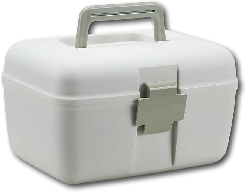 バリエーションコード : 2bkjf5su3r商品コード2bkjfcgi01商品名救急箱 薬箱 プラスチック製 4仕切り 24.5x18.5x14.5cmブランドENN LLCカラーグリーン「購入メリット」家庭の常備薬をすっきりと整理し、おしゃれに保管できる小型の救急箱です。ポータブル設計で持ち運びがしやすく、急なケガや体調不良の際にも必要な薬をサッと取り出して対応できる便利なアイテムです。「素材とデザイン」新素材を100%使用したプラスチック（PP）を採用しています。お部屋のインテリアにも馴染む可愛らしくオシャレな北欧風デザインで、ピンク、ブルー、グリーンの3色からお選びいただけます。「サイズと機能」本体サイズは幅24.5cm、奥行き18.5cm、高さ14.5cmのコンパクトな設計です。内部は4つの区画（格数）に分かれているため、錠剤や絆創膏、チューブ類などを種類ごとに分けて綺麗に収納できます。「用途」ご家庭での日常的な薬の収納ボックスとしてだけでなく、応急処置グッズをまとめておく救急ケースとしても活躍します。持ち運びしやすい設計なので、車への積み込みやアウトドアへの持ち出しにも対応します。「使用上の注意」、医薬品を収納する際は、お子様の手の届かない安全な場所に保管してください。※ 他ネットショップでも併売しているため、ご注文後に在庫切れとなる場合があります。予めご了承ください。※ 品薄または希少等の理由により、参考価格よりも高い価格で販売されている場合があります。ご注文の際には必ず販売価格をご確認ください。※ 沖縄県、離島または一部地域の場合、別途送料の負担をお願いする場合があります。予めご了承ください。※ お使いのモニタにより写真の色が実際の商品の色と異なる場合や、イメージに差異が生じることがあります。予めご了承ください。※ 商品の詳細（カラー・数量・サイズ 等）については、ページ内の商品説明をご確認のうえ、ご注文ください。※ モバイル版・スマホ版ページでは、お使いの端末によっては一部の情報が表示されないことがあります。すべての記載情報をご確認するには、PC版ページをご覧ください。ご家庭の常備薬をすっきりと整理整頓できる、ENN LLCのオシャレな救急箱です。内部は4つの区画に分かれた設計となっており、散らかりがちな錠剤、絆創膏、体温計、チューブのお薬などを種類ごとに分けて綺麗に収納できます。プラスチック（PP素材）を100%使用しており、丈夫でお手入れも簡単な実用的なアイテムです。可愛らしい北欧風のデザインを採用し、カラーは「ピンク」「ブルー」「グリーン」の3色展開をご用意しました。リビングの棚や寝室のキャビネットなどに置いてもインテリアに自然と馴染みます。また、本製品はポータブル機能を備えており、ご自宅内での移動はもちろん、キャンプやスポーツなどのアウトドアシーンで応急処置キットとして車に積み込んでおく際にも大変便利です。サイズは24.5x18.5x14.5cmと小型でありながら、ご家庭に必要なものをしっかりと収納できます。「ご購入前にご確認ください」ご使用の際は安全で平らな場所に置き、小さなお子様の手の届かない場所で保管してください。