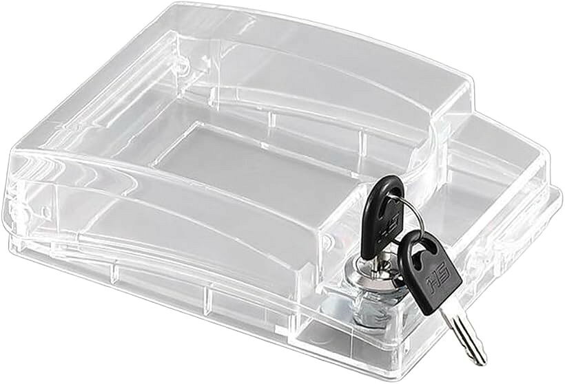 バリエーションコード : 2bk6hnhko5商品コード2bk6hgp5lq商品名コンセントカバー いたずら防止 ロック 鍵付き 被せるだけ コンセントガードブランドFUPUTWOカラークリアコンセントカバーとして手軽に取り付けられる設計で、差し込み口をすっきり覆う事ができます。見た目もスマートに保ち、配線回りを整えながら被せるだけで設置できる工具不要で、簡単に使えるのが魅力です。いたずら防止を目的とした構造により、小さなお子様やペットよる接触を抑える工夫が施されてます。家庭内での誤操作や好奇心による思わぬトラブルを軽減する補助アイテムとして便利です。90度としっかり開閉する為使いやすく、コンセントコードまでしっかり収納できます。鍵付きタイプで不用意に開閉されずに、ロック機能を備え、制御しやすい軽量素材なので、設置場所を選ばずに使えます。コンセントガードの機能を備えながら空間に溶け込むシンプルな外観とインテリアに合わせやすいデザインです。カラーバリエーションが豊富で雰囲気に合わせて選べます。「カラー」ブラック、ホワイト、クリア「素材」プラチック「サイズ」外形横11cm、縦14.3cm、厚さ3.2cm以内「重量」500g※ 他ネットショップでも併売しているため、ご注文後に在庫切れとなる場合があります。予めご了承ください。※ 品薄または希少等の理由により、参考価格よりも高い価格で販売されている場合があります。ご注文の際には必ず販売価格をご確認ください。※ 沖縄県、離島または一部地域の場合、別途送料の負担をお願いする場合があります。予めご了承ください。※ お使いのモニタにより写真の色が実際の商品の色と異なる場合や、イメージに差異が生じることがあります。予めご了承ください。※ 商品の詳細（カラー・数量・サイズ 等）については、ページ内の商品説明をご確認のうえ、ご注文ください。※ モバイル版・スマホ版ページでは、お使いの端末によっては一部の情報が表示されないことがあります。すべての記載情報をご確認するには、PC版ページをご覧ください。