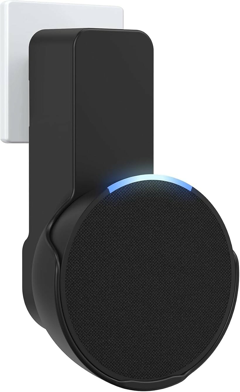 バリエーションコード : 2buxlh6ljw商品コード2buxl9px03商品名Echo Pop 壁掛けホルダー穴あけ不要・ケーブル収納・落下防止スマートスピーカー対応 壁面設置スタンド 保護カバー付きブランドMaxonarカラーブラックサイズ等1「Echo Pop専用設計｜ぴったりフィット」Echo Popにぴったり対応する壁掛けホルダー。デバイスを左右からしっかりと包み込み、落下防止デザインを採用。Echo DotやEcho Showなど他モデルには対応していませんのでご注意ください。「穴あけ不要＆簡単設置」工具もネジも不要。電源アダプターをコンセントに挿すだけで、壁や家具の表面を傷つけずに簡単に取り付け可能。賃貸住宅や壁穴を開けたくない方に最適です。「ケーブルすっきり収納｜デスクまわりを整頓」背面のケーブル収納スロットで、余ったケーブルをきれいに巻き取り可能。机の上やキッチンカウンターなどのスペースを有効活用でき、生活空間をスマートに演出します。「音質そのまま｜生活をより快適に」スピーカーの音を遮らない設計で、Alexaの音声認識や音楽再生にも影響なし。Echo Popの機能を100％活かせるよう設計されています。「様々な場所で活躍｜インテリアにもなじむ」リビング・寝室・キッチン・洗面所・書斎など、あらゆる場所にフィット。スピーカーを浮かせることで、水はねや汚れからもガードし、衛生的に使えます。※ 他ネットショップでも併売しているため、ご注文後に在庫切れとなる場合があります。予めご了承ください。※ 品薄または希少等の理由により、参考価格よりも高い価格で販売されている場合があります。ご注文の際には必ず販売価格をご確認ください。※ 沖縄県、離島または一部地域の場合、別途送料の負担をお願いする場合があります。予めご了承ください。※ お使いのモニタにより写真の色が実際の商品の色と異なる場合や、イメージに差異が生じることがあります。予めご了承ください。※ 商品の詳細（カラー・数量・サイズ 等）については、ページ内の商品説明をご確認のうえ、ご注文ください。※ モバイル版・スマホ版ページでは、お使いの端末によっては一部の情報が表示されないことがあります。すべての記載情報をご確認するには、PC版ページをご覧ください。MaxonarのEcho Pop用壁掛けホルダーは、スマートスピーカーをスマートに設置できる便利なスタンドです。壁面設置により、設置スペースを大幅に節約でき、同時に落下防止にも役立ちます。背面にはコード収納スペースを備え、ケーブルがごちゃつかずスッキリとした外観を維持できます。さらに、音の反響を抑え、スピーカーの音質も向上。工具不要の簡単取り付け設計で、賃貸住宅でも安心してご利用いただけます。