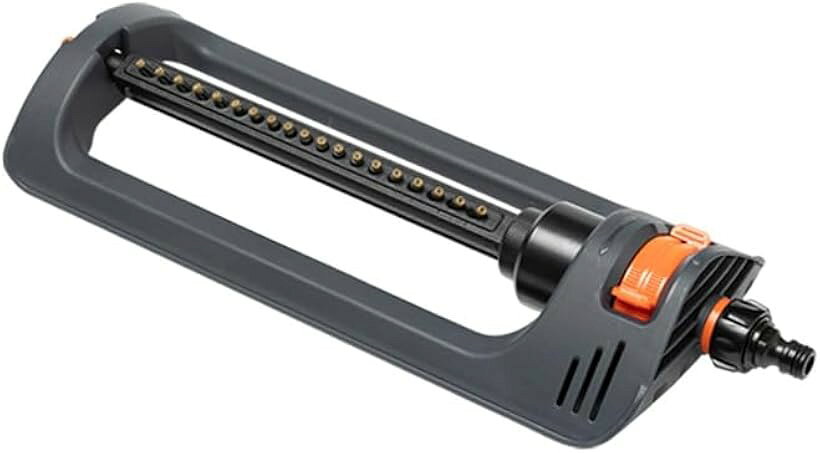 商品コード2bk8wh219s商品名Sugarello 首振式スプリンクラー 水圧式 散水用具 芝生スプリンクラー 散水 広範囲 首振りタイプ ガーデン 散水機 自動首振式 水やりブランドsugarelloカラーブラック1.「電源不要・水圧で自動首振り」 ホースを接続して水を流すと、水圧を利用して自動的に首振り散水。電源やコンセントを必要とせず、芝生や庭、家庭菜園などの水やりを手軽に行える首振式スプリンクラーです。2.「オレンジレバーで首振り範囲を設定」 本体のオレンジ色レバーを動かすことで、噴水ノズルが動く首振り範囲を調整できます。左右最大のワイドな首振り、真上から片側のみ、上方向を中心とした狭い範囲など、散水したい場所に合わせて設定できます。3.「19個の噴水穴から広範囲に散水」 19個の噴水穴から水を噴射し、首振りながら広い範囲へ散水。水圧や使用環境により異なりますが、真上方向へ約3m、最大飛距離は約4.5mが目安です。水量は蛇口側のハンドルで調整してください。4.「園芸・ガーデニングから水遊びまで」 芝生の水やり、花壇、家庭菜園、園芸、ガーデニングなど幅広い用途に活躍。暑い季節には庭での噴水水遊びにも使用でき、お子様とのおうち時間を楽しく演出します。5.「ホースにつないで手軽に使用」 本体の接続口にホースをつなぐだけで使用できます。ご使用のホース径に合ったメスコネクターをご用意ください。＊ホース接続用メスコネクターは付属していません。6.「排水・目詰まりのお手入れが可能」 ホース接続口の反対側にあるキャップを外すことで、内部にたまった水や細かなサビ、ゴミを排出できます。噴水穴が目詰まりした場合は、キャップに取り付けられた針で清掃可能。本体サイズは約45x15.5x7cm、重量約300g、材質はABSです。※ 他ネットショップでも併売しているため、ご注文後に在庫切れとなる場合があります。予めご了承ください。※ 品薄または希少等の理由により、参考価格よりも高い価格で販売されている場合があります。ご注文の際には必ず販売価格をご確認ください。※ 沖縄県、離島または一部地域の場合、別途送料の負担をお願いする場合があります。予めご了承ください。※ お使いのモニタにより写真の色が実際の商品の色と異なる場合や、イメージに差異が生じることがあります。予めご了承ください。※ 商品の詳細（カラー・数量・サイズ 等）については、ページ内の商品説明をご確認のうえ、ご注文ください。※ モバイル版・スマホ版ページでは、お使いの端末によっては一部の情報が表示されないことがあります。すべての記載情報をご確認するには、PC版ページをご覧ください。