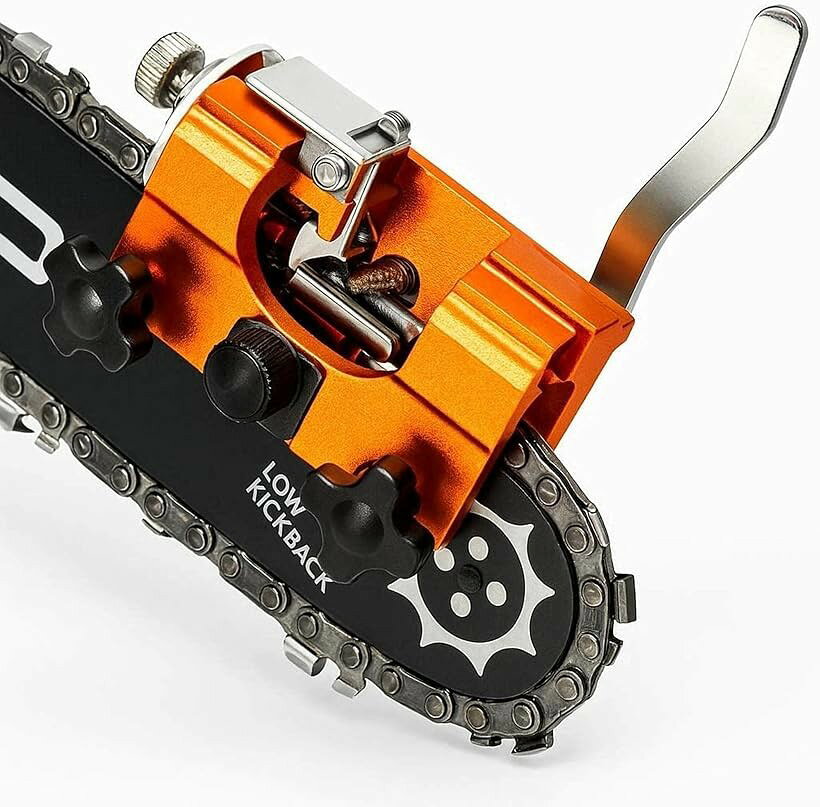 商品コード2brntsf5yj商品名チェーンソー 目立て機目立てガイド 手動 研ぎ棒3本 固定クランプ 収納ブランドEKGARDE切れ味復活機能: 切れ味が落ちたチェーンソーを簡単に復活させる目立て機です。25°の最適角度で正確に研磨でき、作業効率を大幅に向上。軽量で扱いやすく、DIYや庭木の手入れ、木材加工など幅広い用途に対応します。専門店に依頼する手間を省き、コスト削減にもつながる実用的なメンテナンスツールです。幅広い互換性と高耐久素材: 6～20インチのチェーンに対応し、さまざまなチェーンソーで使用可能。アルミニウム合金とステンレス素材を採用し、高い耐久性と強度を実現しています。現場での急なメンテナンスにも対応できる携帯性があり、アウトドア作業や林業、家庭用チェーンソーのケアにも使用できます。精密な研磨角度と安全設計: 標準の25°研磨角度と精密な位置決め構造により、誰でも安定した研磨が可能です。チェーンを固定するクランプは安全性が高く、手を保護しながら作業できます。歯ごとに均一な研磨ができるため、チェーンソーの切れ味を新品同様に蘇らせ、作業スピードと安全性を向上させます。簡単操作で初心者にも対応: 使い方はシンプルで、チェーンソーのバーに固定し、ガイドに沿ってハンドルを回すだけ。軽量設計で扱いやすく、長時間の作業でも疲れにくいのが特徴です。チェーンを引きながら順番に研ぐだけで、初心者でも短時間で仕上げられる設計です。長期使用可能な堅牢構造: 本体は高耐久アルミニウム合金製で、長期間使用しても変形しにくく、繰り返しの研磨作業に耐える構造です。チェーンとバーの摩耗を抑え、チェーンソーの寿命を延ばす効果も期待できます。軽量・コンパクトで持ち運びやすく、屋外作業や現場作業の必需品として活躍します。※ 他ネットショップでも併売しているため、ご注文後に在庫切れとなる場合があります。予めご了承ください。※ 品薄または希少等の理由により、参考価格よりも高い価格で販売されている場合があります。ご注文の際には必ず販売価格をご確認ください。※ 沖縄県、離島または一部地域の場合、別途送料の負担をお願いする場合があります。予めご了承ください。※ お使いのモニタにより写真の色が実際の商品の色と異なる場合や、イメージに差異が生じることがあります。予めご了承ください。※ 商品の詳細（カラー・数量・サイズ 等）については、ページ内の商品説明をご確認のうえ、ご注文ください。※ モバイル版・スマホ版ページでは、お使いの端末によっては一部の情報が表示されないことがあります。すべての記載情報をご確認するには、PC版ページをご覧ください。