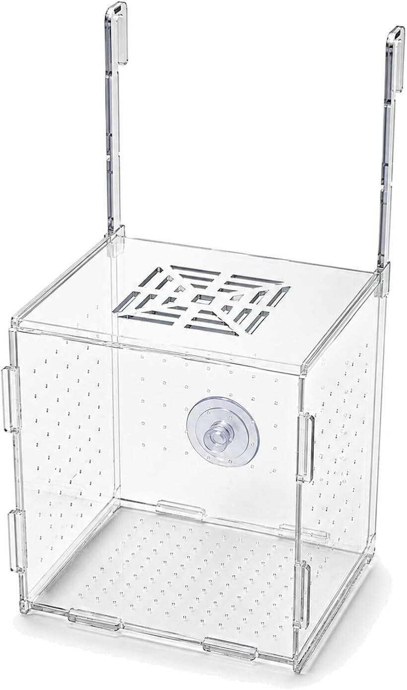 バリエーションコード : 2bkr9tp22w商品コード2bkr94ytxj商品名繁殖隔離ボックス 10cm 水槽 産卵箱 稚魚 隔離ケース アクリル 吸盤 フック 2WAY 孵化 メダカ グッピーブランドルボナリエカラークリアサイズ等10x10x10cm※ 他ネットショップでも併売しているため、ご注文後に在庫切れとなる場合があります。予めご了承ください。※ 品薄または希少等の理由により、参考価格よりも高い価格で販売されている場合があります。ご注文の際には必ず販売価格をご確認ください。※ 沖縄県、離島または一部地域の場合、別途送料の負担をお願いする場合があります。予めご了承ください。※ お使いのモニタにより写真の色が実際の商品の色と異なる場合や、イメージに差異が生じることがあります。予めご了承ください。※ 商品の詳細（カラー・数量・サイズ 等）については、ページ内の商品説明をご確認のうえ、ご注文ください。※ モバイル版・スマホ版ページでは、お使いの端末によっては一部の情報が表示されないことがあります。すべての記載情報をご確認するには、PC版ページをご覧ください。「繁殖隔離ボックス 10cm 水槽 産卵箱 稚魚 隔離ケース アクリル 吸盤 フック 2WAY 孵化 メダカ グッピー」・外寸は約10x10x10cm、手のひらに乗るくらいの立方体です。45cm水槽に入れても景観を邪魔せず、産卵間近の親魚や生まれたての稚魚を、いつもの水槽の中でそっと分けて見守れます。中は仕切りのない一室タイプ。吸盤1個、フック2本、ゴムリングとネジまで一式そろいます。水槽・魚・水草・砂利は付属しません。・ガラス面に吸盤で貼る方法と、フチにフックで掛ける方法、その両方の部材が最初から入っています。フチの厚みが6～20mm程度なら掛けられ、フック側は上下およそ7cmの範囲で高さを調整できるので、水位が下がっても掛け直すだけ。模様替えをしても置き場所に困りません。・側面3面と底面には直径およそ1～1.5mmの丸い通水穴が互い違いに並び、天面には細長い給餌孔が開いています。吸盤を付ける背面だけが無孔です。水槽の水が行き来するので、水温や水質を別に管理せずに済みます。なお孵化直後のごく小さな稚魚は穴を通り抜けることがあるため、少し育った稚魚の保護にお使いください。・天面には細長い給餌孔が開き、フタごと跳ね上げることもできるので、本体を水槽から外さずに片手で稚魚を移せます。組み立ては6枚のアクリル板を差し込むだけで工具は要りません。はめ込み口が板の中央のたわみを抑えます。使わない時期は分解して薄く重ねてしまえます。・高透明のアクリル製で、稚魚が何匹かえったかを外側から数えられます。グッピーやメダカ、ベタ、小型のエビまで使え、追われている個体の避難場所にも。届いたら両面の保護フィルムをはがし、高温になる場所は避けてください。落とすと割れることがあります。今日から水槽に、静かな一室が増えます。(仕様)サイズ(約): 10 x 10 x 10cm＊モニターの環境により、色の見え方に若干差が生じる場合があります。