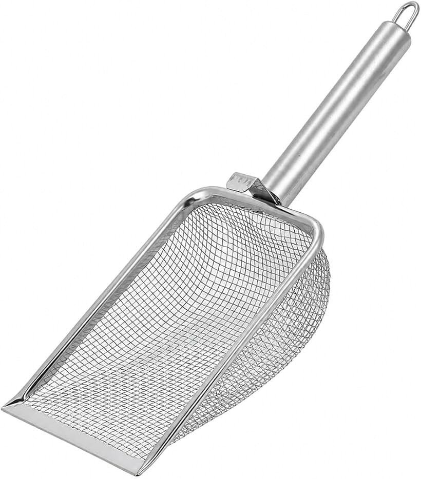 バリエーションコード : 2bkupwfllr商品コード2bkup0in3s商品名猫砂スコップ ステンレス製 2.8mm 極小メッシュ 細粒タイプ 幅広 深型設計 ガバッとすくえる 猫砂取り 猫トイレ掃除 水洗い可能 清潔 フック付き 引っ掛け収納 丈夫ブランドTo all Genieカラーシルバーサイズ等2.8「選べる2種類の網目」 用途に合わせて、網目5mmと2.8mmの2タイプから選択可能。使用している猫砂の粒の大きさに合わせてお選びいただけます。「丈夫なステンレス製」 本体には耐久性に優れたステンレス素材を採用。繰り返し使いやすく、毎日の猫トイレ掃除に活躍します。「ワイド＆深型設計」 広めの開口部と深さのある形状で、猫砂をたっぷりすくいやすい設計。一度に広い範囲を掃除でき、日々のお手入れを効率化します。「便利な2種類のフック」 本体には収納に便利なフックを搭載。猫トイレの縁に掛けたり、ハンドル先端を利用して壁などに吊り下げたりと、使用後もすっきり収納できます。「水洗いできてお手入れ簡単」 使用後はそのまま水洗いできるため、付着した猫砂や汚れを落としやすく衛生的。清潔な状態を保ちながら繰り返しお使いいただけます。※ 他ネットショップでも併売しているため、ご注文後に在庫切れとなる場合があります。予めご了承ください。※ 品薄または希少等の理由により、参考価格よりも高い価格で販売されている場合があります。ご注文の際には必ず販売価格をご確認ください。※ 沖縄県、離島または一部地域の場合、別途送料の負担をお願いする場合があります。予めご了承ください。※ お使いのモニタにより写真の色が実際の商品の色と異なる場合や、イメージに差異が生じることがあります。予めご了承ください。※ 商品の詳細（カラー・数量・サイズ 等）については、ページ内の商品説明をご確認のうえ、ご注文ください。※ モバイル版・スマホ版ページでは、お使いの端末によっては一部の情報が表示されないことがあります。すべての記載情報をご確認するには、PC版ページをご覧ください。毎日の猫トイレ掃除を、もっとスムーズに。丈夫で清潔に使いやすいステンレス製の猫砂スコップです。深さのあるワイドな形状で猫砂をしっかりすくいやすく、効率よくお掃除できます。用途に合わせて選べる網目5mm・2.8mmの2タイプを展開。細かな猫砂や粉状になった砂まで選別しやすく、必要な砂をトイレに残しながら汚れを取り除けます。さらに、収納に便利なフック付き。使用後は水洗いでき、日々のお手入れも簡単です。