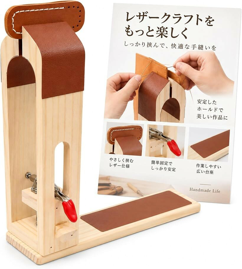 商品コード2bkd2vul8i商品名レーシングポニー レザークラフト 工具 ステッチングツリー 卓上 木製 手縫い 革細工 クランプ 道具ブランドPLEGOODレーシングポニーがあれば、両手が自由になって手縫いが一気に進みます。革をしっかり挟んで固定できるので、力まずにまっすぐ整った縫い目が続く、レザークラフトの心強い相棒です。座って脚で土台を押さえるか、机の上に置いて使います。レバーを押し下げるだけでクリップが開くので、財布やキーケース、カードケースの手縫いも、挟み直しながらスムーズに運びます。松の無垢材を削り出した木製ボディは、手に取ったときの質感と重みが心地よい仕上がり。クリップの当たり面には革を貼ってあり、大切な作品に跡が付きにくいステッチングツリーです。革細工をこれから始める方の最初の道具にも、使い込んだ道具の買い替えにも。誕生日やクリスマス、父の日など、ものづくりが好きな家族や友人への贈り物としても選ばれています。素材：松木（パイン材）　カラー：原木色。モニターの環境により、色の見え方に若干差が生じる場合がございます。※ 他ネットショップでも併売しているため、ご注文後に在庫切れとなる場合があります。予めご了承ください。※ 品薄または希少等の理由により、参考価格よりも高い価格で販売されている場合があります。ご注文の際には必ず販売価格をご確認ください。※ 沖縄県、離島または一部地域の場合、別途送料の負担をお願いする場合があります。予めご了承ください。※ お使いのモニタにより写真の色が実際の商品の色と異なる場合や、イメージに差異が生じることがあります。予めご了承ください。※ 商品の詳細（カラー・数量・サイズ 等）については、ページ内の商品説明をご確認のうえ、ご注文ください。※ モバイル版・スマホ版ページでは、お使いの端末によっては一部の情報が表示されないことがあります。すべての記載情報をご確認するには、PC版ページをご覧ください。