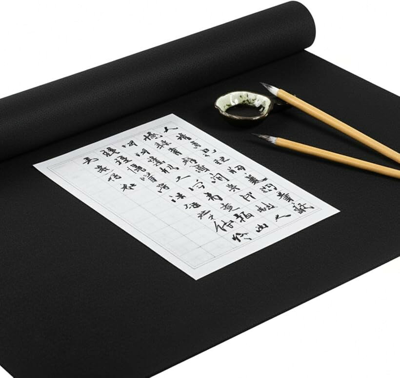バリエーションコード : 2buwj3jqpp商品コード2brp91i9g9商品名書道 習字 下敷き 大判 書初め 毛氈 フェルトブランドIMPACTオンラインカラーブラックサイズ等1.2mx2.4mx厚さ5mm「2m大判サイズで自由自在、パフォーマンス書道も思い通りに」縦横2mの大判サイズで、従来の半紙サイズを超えた大胆な作品制作が可能になります。パフォーマンス書道や展示用の大型作品も、サイズを気にせず思い切り表現できます。創作意欲を刺激し、SNS映えする迫力ある作品づくりをサポートします。書初めから日常の練習まで、一枚あれば様々なシーンに対応でき、書道への取り組み方が大きく変わります。アートとしての書道を楽しみたい方にとって、表現の幅を広げる理想的なアイテムです。「クッション性で筆運びなめらか、初心者でも書きやすい」適度な厚さのフェルト素材が筆圧をしっかり受け止め、なめらかな筆運びを実現します。初心者から中級者まで、レベルに関係なく扱いやすい設計で、練習効果を高めてくれます。クッション性により手首への負担も軽減され、長時間の練習でも疲れにくくなります。耐久性に優れ、シワになりにくい素材なので、頻繁に使用してもコンディションを保てます。書道を始めたばかりの方でも、道具によるストレスを感じることなく、技術向上に集中して取り組むことができます。「撥水性で汚れに強い、お手入れ簡単で長く愛用できる」撥水性に優れた素材により、墨汁やインクがこぼれても表面で弾き、奥まで浸透しにくい構造になっています。汚れてもサッと拭き取るだけで清潔に保て、日常的なメンテナンスが簡単です。裏移りの心配もなく、下の床や机を汚すことなく創作に集中できます。後片付けの手間を最小限に抑えて長期間使用しても劣化しにくく、書道への取り組みがより気軽で快適なものになります。「自宅が本格的な書道スペースに、創作活動をもっと身近に」到着後は簡単なシワ伸ばし作業で、すぐに本格的な書道環境が整います。専用の教室に通わなくても、自分のペースで技術を磨くことができます。忙しい日常の中でも、思い立った時にすぐ創作活動に取り組め、ストレス発散や集中力向上にもつながります。書道を通じて内面を豊かにし、自分だけの表現力を育てる充実した時間を過ごすことができます。「内容」厚さ5mm「カラー」ブラック「サイズ」1.2mx2.4m　＊折りたたんでのお届けとなります。フェルトのしわ伸ばしを行ってください。アイロンをご使用の際は、低温設定であて布をしてください。※ 他ネットショップでも併売しているため、ご注文後に在庫切れとなる場合があります。予めご了承ください。※ 品薄または希少等の理由により、参考価格よりも高い価格で販売されている場合があります。ご注文の際には必ず販売価格をご確認ください。※ 沖縄県、離島または一部地域の場合、別途送料の負担をお願いする場合があります。予めご了承ください。※ お使いのモニタにより写真の色が実際の商品の色と異なる場合や、イメージに差異が生じることがあります。予めご了承ください。※ 商品の詳細（カラー・数量・サイズ 等）については、ページ内の商品説明をご確認のうえ、ご注文ください。※ モバイル版・スマホ版ページでは、お使いの端末によっては一部の情報が表示されないことがあります。すべての記載情報をご確認するには、PC版ページをご覧ください。