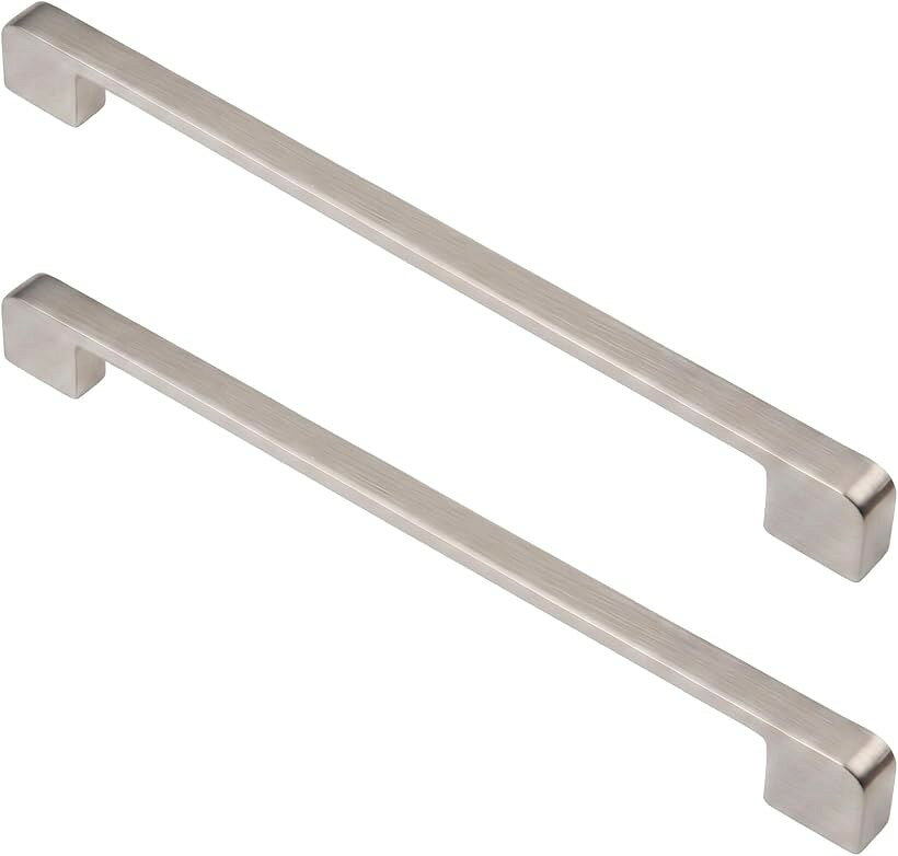 バリエーションコード : 2bkrxpwfpj商品コード2bkrof6hl0商品名取っ手 320mm 金属製 引き出し 食器棚 家具 キャビネット ハンドル シルバー 銀色 DIYブランドmoseyカラーシルバーサイズ等2本「空間を彩る洗練された意匠」クロームメッキ仕上げのシルバーが目を引くモダンな後付け用取っ手です。光沢感のあるシャープなフォルムは、北欧風やモノトーンの部屋に馴染みやすく手持ちの家具に高級感をプラスします。リビングの収納やキッチンの戸棚など、様々な場所に溶け込み室内の雰囲気をスタイリッシュに刷新します。「実用性を高めるロングサイズ」ビス穴の間隔が320mmあるロングタイプで、大きめの引き出しや扉の開閉をスムーズにします。掴みやすいゆったりとした形状により機能美と使いやすさを両立。毎日使うキッチンキャビネットや洗面所の扉などに設置することで、家具の使い勝手が向上し日常の動作をよりスムーズにサポートします。「手軽なDIYで叶う統一感」古い家具の部品交換や自作家具の仕上げに適した汎用金具です。ビスが付属しており到着後すぐに作業を始められます。湿気に強い素材と丁寧な表面処理により、滑らかな手触りと美しさが長持ちします。家中の取っ手をこのシルバーカラーで揃えれば洗練された統一感のあるインテリアが完成します。「サイズ」ビス穴間隔320mm（全長328mm）＊ お客様のご使用のモニターや部屋の照明・日光の当たり具合などにより実際の色味と異なって見える場合がございます。＊ 寸法は平置き採寸となっており個体差がございます。＊ 画像はイメージとなり、生産時期等により細部のデザインが異なる場合がございます。予めご了承ください。＊ 画像の本体以外の装飾品・備品は含まれません。moseyオリジナルパッケージでお客様の元へお届けいたします。商標登録番号 第6976274号※ 他ネットショップでも併売しているため、ご注文後に在庫切れとなる場合があります。予めご了承ください。※ 品薄または希少等の理由により、参考価格よりも高い価格で販売されている場合があります。ご注文の際には必ず販売価格をご確認ください。※ 沖縄県、離島または一部地域の場合、別途送料の負担をお願いする場合があります。予めご了承ください。※ お使いのモニタにより写真の色が実際の商品の色と異なる場合や、イメージに差異が生じることがあります。予めご了承ください。※ 商品の詳細（カラー・数量・サイズ 等）については、ページ内の商品説明をご確認のうえ、ご注文ください。※ モバイル版・スマホ版ページでは、お使いの端末によっては一部の情報が表示されないことがあります。すべての記載情報をご確認するには、PC版ページをご覧ください。