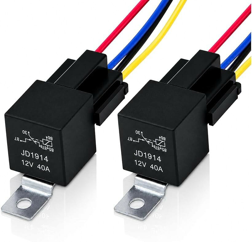 商品コード2bktngfh18商品名配線ラクラク リレー 12V 5極リレー 40A 配線付きソケット 2個セットブランドEishinカラーブラック「基本仕様」12V専用の40A 5極リレーです。自動車の様々な電装品の追加や制御に適した汎用タイプです。「サイズ・重量」本体サイズ：約28.0x28.0x25.0mm、重量：約60g（ソケット含む）。コンパクトな設計で取り付けスペースに困りません。「高品質素材」接点には銀合金、ピンには真鍮、内部コイルには純銅を採用。高い導電性を持ち、安定した動作と長寿命を実現しています。「優れた安全性」本体の外装には難燃性のナイロン素材を使用しています。機械的強度や耐熱性に優れ、過酷な環境でも安全にご使用いただけます。「付属品」専用の配線付きソケット（ハーネス）と、取り付け用の金属製ブラケットが付属しており、面倒な端子接続の手間を省いてスムーズに配線作業を行えます。※ 他ネットショップでも併売しているため、ご注文後に在庫切れとなる場合があります。予めご了承ください。※ 品薄または希少等の理由により、参考価格よりも高い価格で販売されている場合があります。ご注文の際には必ず販売価格をご確認ください。※ 沖縄県、離島または一部地域の場合、別途送料の負担をお願いする場合があります。予めご了承ください。※ お使いのモニタにより写真の色が実際の商品の色と異なる場合や、イメージに差異が生じることがあります。予めご了承ください。※ 商品の詳細（カラー・数量・サイズ 等）については、ページ内の商品説明をご確認のうえ、ご注文ください。※ モバイル版・スマホ版ページでは、お使いの端末によっては一部の情報が表示されないことがあります。すべての記載情報をご確認するには、PC版ページをご覧ください。自動車の電装品追加や修理、メンテナンスに便利な、12V 40A 5極の汎用カーリレー（JD1914）です。フォグランプ、ホーン、HID、オーディオ、電動ファンなど、様々なアクセサリーの電力制御に幅広くご使用いただけます。接点部には導電性と耐熱性に優れた銀合金、ピンには真鍮、内部のコイルには純銅をそれぞれ厳選して採用。これにより通電ロスを減らし、安定した動作を長期間維持します。また、本体の外装シェルには難燃性のナイロン素材を使用しており、エンジンルーム内などの環境下でも高い安全性を保ちます。取り付けに便利な「配線済みの専用ソケット」と、固定用の「金属製ブラケット」がセットになっています。端子を一つずつ圧着する面倒な作業を省略でき、届いてすぐに配線作業に取り掛かることができます。乗用車だけでなく、トラック、ボート、農機具、除雪機など、12Vバッテリーを搭載する多様な車両に対応します。