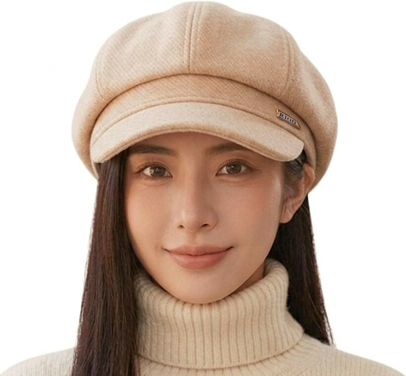 バリエーションコード : 2bk44c69vt商品コード2bk44g4xyl商品名帽子 レディース キャスケット ハット 八角 キャップ 秋冬 つば付き おしゃれ 防寒 小顔効果ブランドVivrellaカラーミルクティベージュサイズ等56.0 cm「小顔魅せを叶える黄金比シルエット」 頭部をふんわりと包み込む絶妙な立体デザイン。つばの長さと全体のボリューム感にこだわり、被るだけで顔周りをすっきりと引き締まった印象に魅せる「小顔効果」抜群のキャスケットです。ボブからロングまで、どんな髪型にも美しくマッチします。「秋冬春のコーデに溶け込むこなれ4カラー」 定番の「ブラック」「ホワイト」に加え、秋冬のトレンドである淡色コーデやキレイめスタイルに映える「ブラウン」「ベージュ」の上品な4色を展開。色違いで揃えたくなる、大人のためのカラーバリエーションです。「忙しい朝の時短おしゃれ＆防寒に」 「朝、ヘアセットをする時間がない」「ちょっとそこまでのお出かけに」そんな時も被るだけで一気にこなれた印象に。深めの被り心地で風に飛ばされにくく、秋冬の冷たい風から頭部を優しく守る防寒性も兼ね備えています。「大切な方へのギフトにもおすすめ」 年齢層を問わず使いやすいシンプルかつ上品なデザインのため、ご自身へのご褒美としてはもちろん、ご家族やご友人への誕生日プレゼント、クリスマスギフトとしても大変喜ばれる一品です。「かぶり心地で帽子を諦めていた方へ」 おでこのチクチクが気になったり、型崩れが心配だったり…帽子選びって意外と難しいですよね。この帽子は、耐久性の高い「ポリエステル(70%)」をベースに、ふんわり暖かい「アクリル(15%)」と、シルクのように滑らかな「レーヨン(15%)」を絶妙にミックス。ふんわりとしたトップのボリューム感 キャップより上品 可愛い 髪を潰さない 髪型キープ 4色 サイズ調整可能 53～56cm 素材：ポイエステル70％、レーヨン15％、アクリル15％ポリエステルをベースに、なめらかな「レーヨン」とふんわり暖かい「アクリル」を絶妙なバランスでブレンドしました。ポリエステルならではの型崩れしにくさと耐久性を保ちながら、肌にあたる部分はしっとり優しく、上品なツヤ感を楽しんでいただけます。おでこ周りもチクチクしにくく、毎日ストレスフリーにかぶれる特別な一枚です。※ 他ネットショップでも併売しているため、ご注文後に在庫切れとなる場合があります。予めご了承ください。※ 品薄または希少等の理由により、参考価格よりも高い価格で販売されている場合があります。ご注文の際には必ず販売価格をご確認ください。※ 沖縄県、離島または一部地域の場合、別途送料の負担をお願いする場合があります。予めご了承ください。※ お使いのモニタにより写真の色が実際の商品の色と異なる場合や、イメージに差異が生じることがあります。予めご了承ください。※ 商品の詳細（カラー・数量・サイズ 等）については、ページ内の商品説明をご確認のうえ、ご注文ください。※ モバイル版・スマホ版ページでは、お使いの端末によっては一部の情報が表示されないことがあります。すべての記載情報をご確認するには、PC版ページをご覧ください。