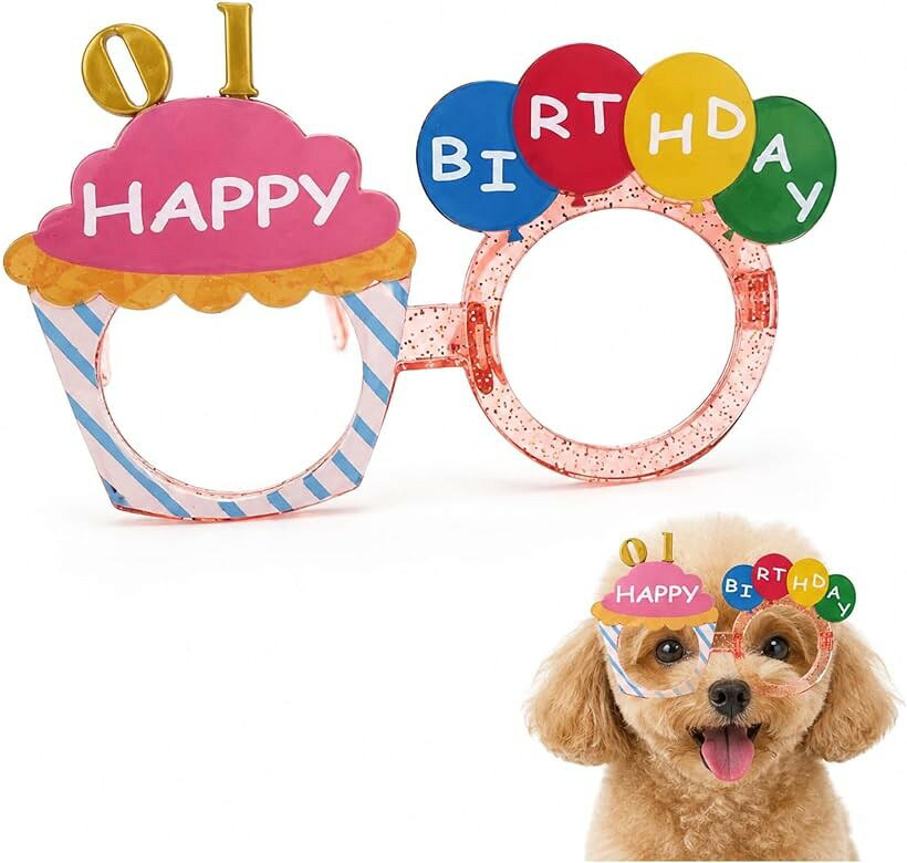 バリエーションコード : 2bkusf9wrn商品コード2bkusfdls0商品名ペット用 誕生日 撮影グッズ メガネ 犬猫兼用 コスチューム バースデーフォト小物ブランドシャンディニー(Chandeny)カラーマルチカラーサイズ等S「思わず二度見しちゃう」 HAPPY BIRTHDAYの文字をかたどったカラフルなバルーンモチーフが特徴で、愛犬・愛猫にメガネをかけるだけでお誕生日の主役感を演出できます。ケーキやバルーンの飾りが並び、撮影した瞬間からSNSに投稿したくなる一枚に仕上がります。毎年同じような誕生日写真になりがちな方にもおすすめです。「年齢に合わせてお着替え」 数字パーツを付け替えられる仕様になっており、0歳や1歳など愛犬・愛猫の年齢に合わせてメガネの飾りをアレンジできます。成長の節目ごとに違うデザインで撮影できるため、毎年の誕生日フォトを見比べて楽しむこともできます。記念日の思い出を年ごとに残したい方にぴったりです。「素材にもこだわりアリ」 フレーム部分にはPC樹脂を採用し、全体を包み込むフルフレーム構造に仕上げています。個性的な形状ながらもシンプルに着脱できるつくりで、撮影のたびに手早く愛犬・愛猫へ装着できます。慌ただしい誕生日の準備の中でも、さっと用意して撮影に取りかかれる扱いやすさがあります。「ぴったりサイズが見つかる」 サイズ展開があるため、小型犬から中型犬・猫まで、愛犬・愛猫の顔まわりに合わせてサイズを選べます。サイズ違いのきょうだいや多頭飼いのご家庭でも、それぞれの子に合わせた一つを選びやすくなっており、家族みんなでお誕生日の記念撮影を楽しめます。「商品内容」ペット用 誕生日 撮影グッズ 「素材」PC樹脂 「サイズ」XS：9.8x5.2x6.5cm／S：12.5x6x8cm 「付属品」数字ピンパーツ（0、1）※ 他ネットショップでも併売しているため、ご注文後に在庫切れとなる場合があります。予めご了承ください。※ 品薄または希少等の理由により、参考価格よりも高い価格で販売されている場合があります。ご注文の際には必ず販売価格をご確認ください。※ 沖縄県、離島または一部地域の場合、別途送料の負担をお願いする場合があります。予めご了承ください。※ お使いのモニタにより写真の色が実際の商品の色と異なる場合や、イメージに差異が生じることがあります。予めご了承ください。※ 商品の詳細（カラー・数量・サイズ 等）については、ページ内の商品説明をご確認のうえ、ご注文ください。※ モバイル版・スマホ版ページでは、お使いの端末によっては一部の情報が表示されないことがあります。すべての記載情報をご確認するには、PC版ページをご覧ください。