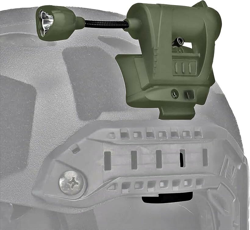 バリエーションコード : 2bktcg8wkv商品コード2bktl8c18u商品名ヘルメットライト新モデルマウント付き4色 赤・緑・ 白・ IR360度回転20mm レールFAST・MICH ヘルメット取付サバゲー タクティカル ミリタリーブランドT.D.Wellカラーグリーン「用途」最新モデル。サバイバルゲーム、ミリタリードレスアップ、アウトドア「操作」(1)スイッチ1回：赤ライト(2)スイッチ2回：緑ライト(3)スイッチ長押し(赤又は緑モード時)：白ライト(4)スイッチ長押し(無点灯時)：IR赤外線＊IR赤外線はナイトビジョン等の暗視機器で可視できます 「特徴」(1)4ライトモード：LED赤・LED緑・LED白・IR赤外線(2)フレキシブルアーム：金属製のランプネックは360度回転でフレキシブルに照らします(3)適合：FASTヘルメット、MICHヘルメット、20mmピカティニーレールに取付け出来ます「素材」グラスファイバーナイロン素材「色」ブラック・タン・グリーン「バッテリー」CR123A 1個（別売り）「内容品」本体、アタッチメント、レンチ※ 他ネットショップでも併売しているため、ご注文後に在庫切れとなる場合があります。予めご了承ください。※ 品薄または希少等の理由により、参考価格よりも高い価格で販売されている場合があります。ご注文の際には必ず販売価格をご確認ください。※ 沖縄県、離島または一部地域の場合、別途送料の負担をお願いする場合があります。予めご了承ください。※ お使いのモニタにより写真の色が実際の商品の色と異なる場合や、イメージに差異が生じることがあります。予めご了承ください。※ 商品の詳細（カラー・数量・サイズ 等）については、ページ内の商品説明をご確認のうえ、ご注文ください。※ モバイル版・スマホ版ページでは、お使いの端末によっては一部の情報が表示されないことがあります。すべての記載情報をご確認するには、PC版ページをご覧ください。「ご使用時のご注意」本製品にはガラス繊維素材を使用しています。素材の特性上、表面に微細なガラス繊維の先端が露出している場合がございます。ケガや違和感を防ぐため、表示の有無にかかわらず、素手で直接触れないようご注意ください。万が一、ガラス繊維が皮膚に刺さり、痛みや違和感が続く場合は、速やかに医療機関の診察・処置を受けてください。