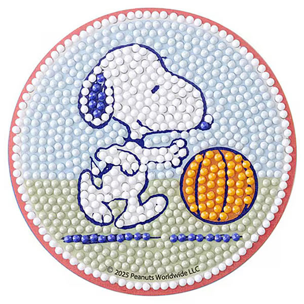商品説明 キャンバスにビーズを貼っていくだけで簡単！ スポーツを楽しむスヌーピーの丸型コースターです。 コースターにイラスト&ビーズ記号が印刷済みで、ペンタイプの専用ツールで記号の上にビーズを貼ります。 裏にコルク台を貼り、コースターとして...