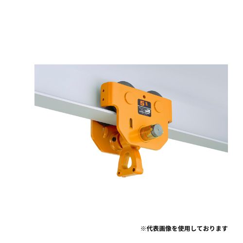【TSトロリの特長】 ■クルマの耐久性は抜群V クルマは特殊な加工と熱処理により耐久性は抜群です。 ■超軽量化を実現 極限の設計により超軽量化を実現しました。 ■安全性を発揮するバンパー レール端末に取付けたストッパへの衝突やトロリ 同士の衝突によるクルマの破損を防ぐバンパー 付（7 1/2t以上のトロリの場合のバンパーはオプ ション）。このバンパーは、万一に備えてトロリの 落下を防止する二重安全機構です。 ■Iビーム、Hビームのどちらにも適合 合理的な形状の踏面を持ったクルマは、Iビーム、Hビームのどちらの 形状にも適合します。7 1/2t以上のトロリはビームの種類により横行 用クルマの形状が異なりますので、ご注文の際は使用ビームの種類 をご指示ください。 ■スムーズな走行性を発揮する特殊設計 両側のフレームは、レール面に即応し適当な角度で自由に動くように 設計されています。レールの継ぎ目や凹凸があっても、4つのクルマ に平均に力がかかり安定もよく、スムーズに走ります。 ■レール幅の調整は簡単 キトーユニバーサルトロリは、カラーの入れ替えだけで、3段階のレール幅 に簡単に調整できます。 ■ボールベアリング入り 4つのクルマには、注油のいらない高級密閉形ボールベアリングを 使用し、滑らかに走行します。 種 類(呼び)(T):21/2 形 式:TSP025 ハンドチェーン二つ折長さ(m):3.0 適用レール幅(mm):100/125/150 最小回転半径(mm):1700 質 量(kg):23