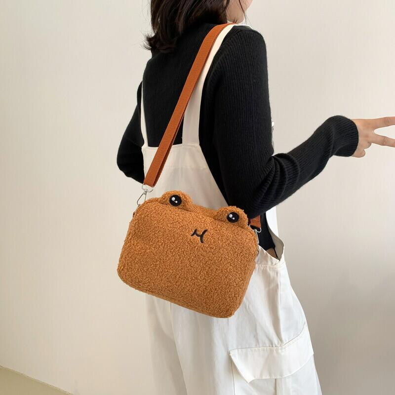 バッグ レディース ぬいぐるみカエルのポーチ かわいい 子羊の毛 ショルダーバッグ 優しい女の子のショルダーバッグ 斜め掛け バッグ レディース バッグ レディース おしゃれ ファッション 個性 可愛い女の子のバッグ