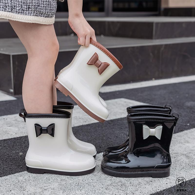 雨の日をおしゃれに楽しむとっておき！ストーン付きサイドリボンレインブーツ。※【セール品・クーポン対象品につきましては、返品不可】となります。※期間限定セールの際、セール期限までに【注文を完了】させてください。セール期限にご注文が完了しない場合、セール価格が適応されない恐れがあります。[18 19 20 21 22 23 16cm 17cm 18cm 19cm 20cm 21cm 22cm 23cm ピンク パステルピンク ミント ミントグリーン オフホワイト 白 無地 淡色 パステルカラー 配色 バイカラー 通園通学 登校 登園 小学校 幼稚園 保育園 オケージョン お出かけ キッズ キッズ女の子 女児 子供 子ども 子供服 子ども服 キッズ服 女子 ジュニア 園児 小学生 中学生 高校生 レディース 大人 長靴 リボン サイドリボン ラインストーン おしゃれ かわいい ガーリー コーデ 人気 上品 清楚 キャサリンコテージ きれいめ フォーマル カジュアル 女の子 双子コーデ お揃いコーデ]