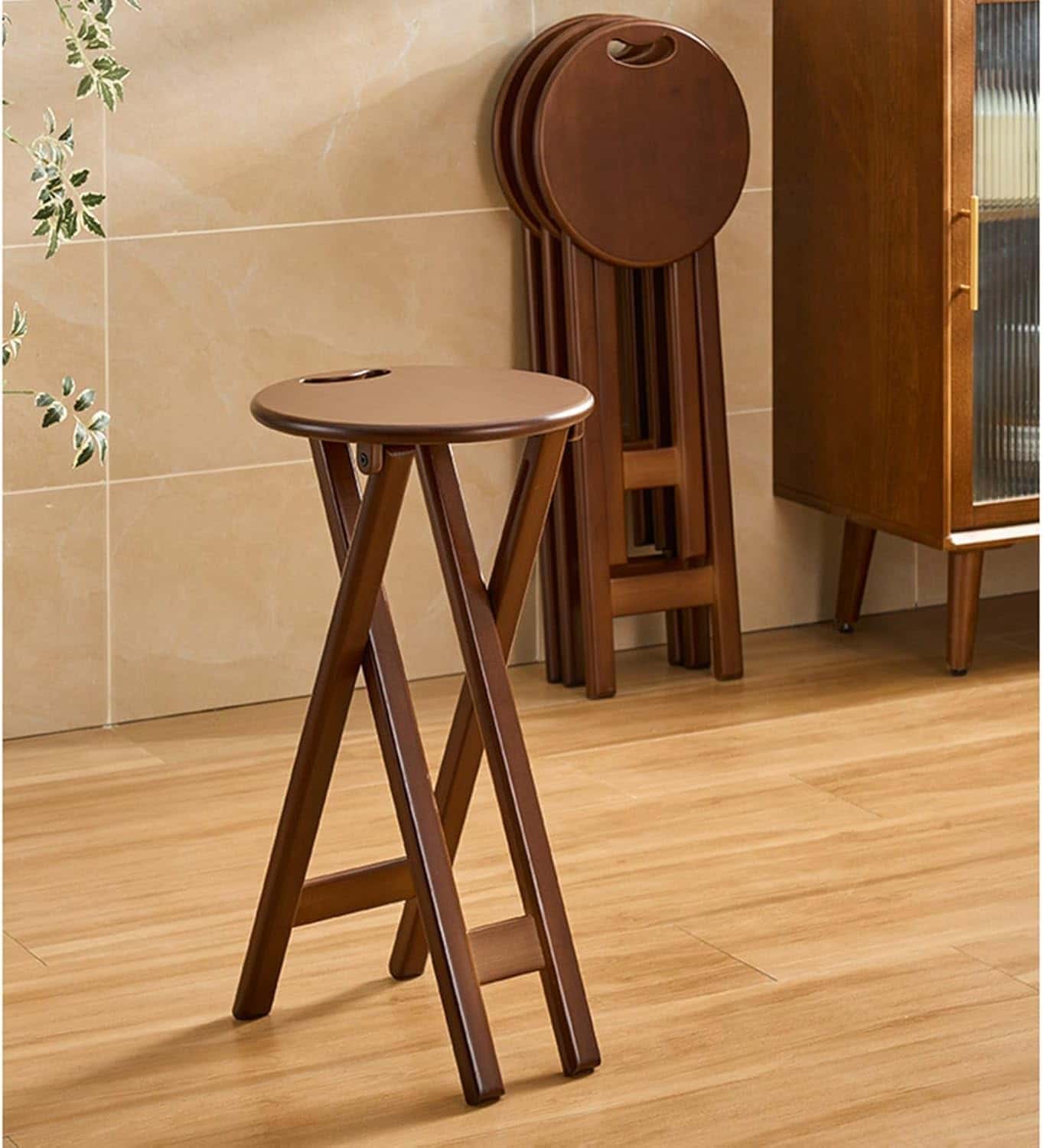 メーカー/原産地:国内商品の状態:新品- カラー: ブラウン- サイズ: 22.5*34*60、座面32cm- マテリアル: 木製、 防水性、耐腐食性、長期間使用可能、耐久性のある竹製- 耐荷重性: 最大100kg、安定性が高い- 用途: 室内屋外、キッチン、リビング、カフェなど- 収納: スペースを取らず、折りたたみ可能で軽量、持ち運びが簡単- 組立: 不要、工具不要で簡単に設置可能- 特徴: 平行バーによる安定性、滑り止めフットカバー、耐久性の高いフレーム、125kgまで支え可能- 多用途: 大人用のハイチェア、キッチンパーティー、旅行、キャンプ、庭、カフェなどで使用可能