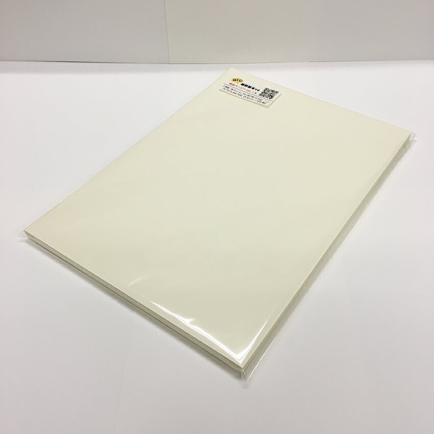 製品情報 サイズ A4サイズ（210mm×297mm） 枚数 500枚 紙 淡クリームキンマリ（四六判72.5kg） 紙厚：約0.10mm ・北越紀州製紙さんの上質紙 ・オフセット、軽オフ、オンデマンド、レーザー、インクジェットなど、各種印刷可能 ・【用紙の特性・書き味等はこちらをご参考ください】 おことわり 各種用紙は、同じ銘柄であっても生産ロットや生産工場によって色や厚みに差異が生じる可能性があります。 クラフト紙や更紙などは再生原料を使用するため、特にその傾向があります。複数お買上げの場合、まれに、見た目に違いがある場合がございますが、それは上記の原因によるものですので、あらかじめご了承ください。書籍の本文などにも用いられる「上質紙」は、紙表面の平滑度が高く、書き味なめらか。 上質紙（白）よりもクリーム色かかり、光の反射が少なく優しい印象です。 オフセット、軽オフ、オンデマンド、レーザー、インクジェットなど印刷する用途にもオススメです。 【Sセット・100枚】 【Lセット・1000枚】