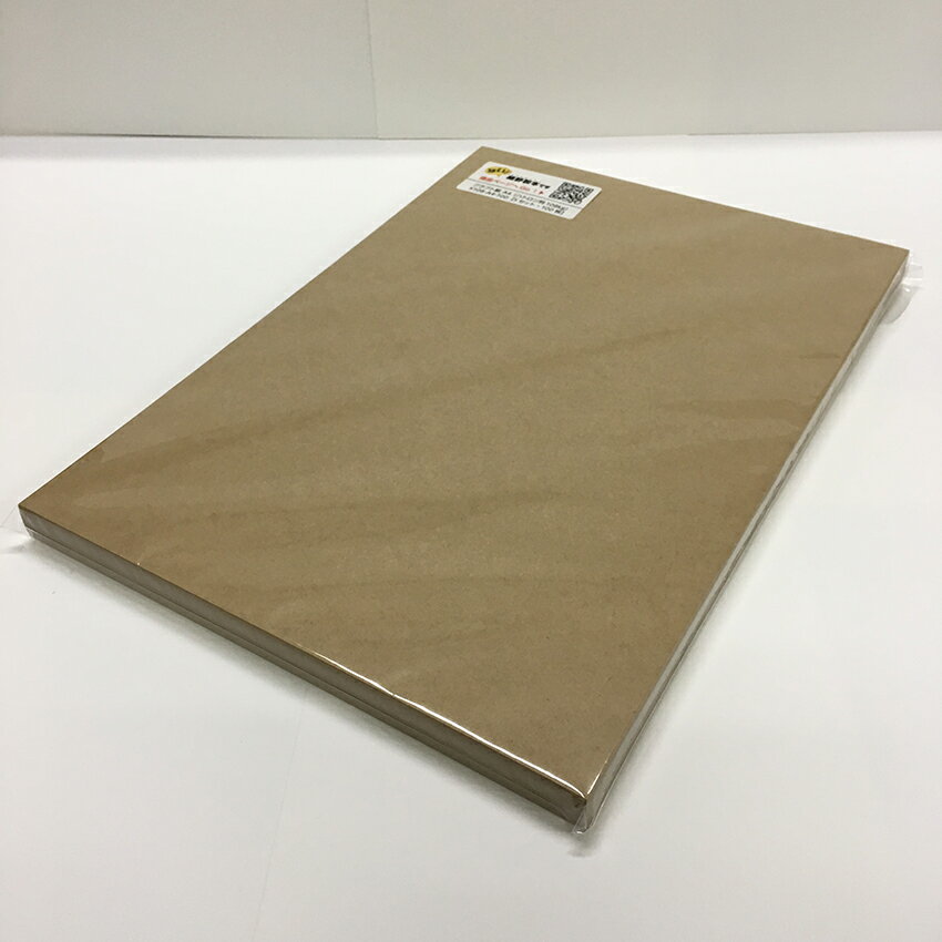 製品情報 サイズ A3サイズ（297×420mm） 枚数 500枚 紙 クラフト紙（ハトロン判108kg） 紙厚：約0.15mm ・インクジェットプリンタなどで印刷可能 ・厚みとしなやかさを備えたクラフト紙 ・雑貨作りの材料、台紙、メニュー等の作成に おことわり 各種用紙は、同じ銘柄であっても生産ロットや生産工場によって色や厚みに差異が生じる可能性があります。 クラフト紙や更紙などは再生原料を使用するため、特にその傾向があります。複数お買上げの場合、まれに、見た目に違いがある場合がございますが、それは上記の原因によるものですので、あらかじめご了承ください。クラフト紙（ハトロン判108kg）は、紙厚が約0.15mmのクラフト紙です。 当店で取り扱いのクラフト紙では、129.5kgに次ぐ厚さです。 インクジェットプリンタなどで印刷可能。両面プリントでも裏写りしにくい厚みです。 波状にカットするハサミが使いやすい、とレビューをいただきました。 こちらの製品は、以下の枚数でも販売しております。 【Sセット・100枚】 【Lセット・1000枚】