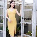 "大胆なスリットから覗く美脚がSEXY。上品なパールチェーンがデコルテを華やかに彩る一着。"