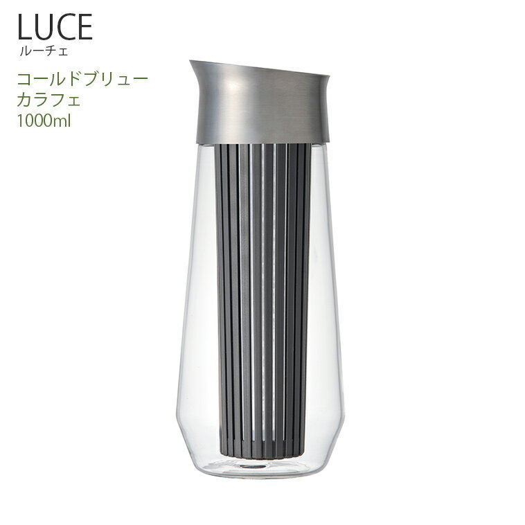 [SPEC] サイズ：φ105 x H250 mm / 1000 ml [ボトル] 耐熱ガラス製器具 / 電子レンジ 、食洗機使用可 / 耐熱温度差: 120℃ [外蓋]ステンレス鋼、シリコーンゴム / 食洗機使用可 / 耐熱温度: 90℃ [内蓋、フィルター]ポリプロピレン、PET/食洗器使用可 / 耐熱温度: 90℃ 【使用上の注意】 [ボトル] ○使用区分以外には使用しないでください ○電子レンジで加熱しすぎたり、空焚きにならないようご注意ください ○洗浄の際はクレンザーやたわしを使用しないでください ○ガラスの急冷は破損の原因となりますので熱いうちに濡れた布で触れたり 濡れた場所に置かないでください ○製造上の特性により、サイズや形状が各々多少異なります [外蓋] ○電子レンジでご使用いただけません ○蓋のネジをしっかりとしめてご使用ください ○完全密閉ではございませんので中身がこぼれないよう水平の状態でご使用ください ○容器が蓋から落ち、破損の原因となりますので持ち運ぶ際は蓋を持たないでください ○ステンレスの錆を予防するために汚れや水分は早めに落とし、十分に乾燥させ、他の金属との接触を避けて収納してください [内蓋、フィルター] ○電子レンジでご使用いただけません ○火のそばに置かないでください ○蓋のネジをしっかりとしめてご使用ください ○完全密閉ではございませんので中身がこぼれないよう水平の状態でご使用ください ○容器が蓋から落ち、破損の原因となりますので持ち運ぶ際は蓋を持たないでください ○コーヒーの油分の付着によりフィルターの目詰まりが生じた場合は、お湯に浸し中性洗剤で洗浄してください ○一度取り出したフィルターを水の入った容器本体に戻す場合、メッシュ部の表面張力により水が溢れる可能性がございますのでご注意ください ○ステンレスの錆を予防するために汚れや水分は早めに落とし、十分に乾燥させ、他の金属との接触を避けて収納してくださいスマートに注げるカラフェ 注ぐたびに蓋を開けしめする必要がなく、ほこりなどが入りにくい構造。 注ぎ口は液だれしにくい設計です。