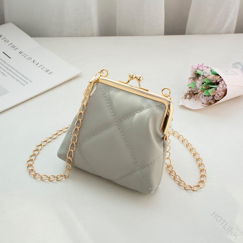 商品名:バッグ がま口 ショルダーバッグ 片手でパッと 肩掛けかばん かわいい ポシェット ベルト付き ファッション ポシェット 小物や化粧品が入るがまぐち 手提げバッグ 商品説明:がま口 がまぐち ミニ バッグ ショルダーバッグ かばん 鞄 ポシェット PUレザー サイズ:がま口バッグ サイズについての説明:11*10*4cm　※サイズ表の実寸法は商品によって1-3cm程度の誤差がある場合がございます。 素材:PU 色:ブラック1 ブラック2 ホワイト1 ホワイト2 ピンク グリーン グレー 【原産国／製造国: 中国】 .このバッグはがま口タイプのショルダーバッグで、片手でパッと開ける便利な収納が特徴です。肩掛けかばんとして使いやすく、かわいいデザインのポシェットは小物や化粧品がしっかり入ります。ベルト付きでファッション性も高く、通勤や通学、散歩やお出かけに最適です。がまぐちバッグ、口金バッグ、軽量ミニバッグ、コンパクトバッグ、プレゼント、ギフト、母の日、父の日、レディースバッグ、メンズバッグ、収納力抜群、小物入れ、化粧ポーチ、かわいいバッグ、ファッション小物、カジュアルバッグ、使いやすいがま口など多彩なキーワードで人気のショルダーバッグです。。 指定された配送時間は承っておりません。【HOTLINK】