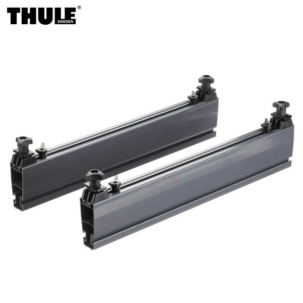 メーカー名：THULE/スーリー商品名：スキーホルダー 幅53cm品番：694-6※注意事項※ご注文確定後、商品の発送前でもキャンセルの受付は致しかねます。商品の品番及び適合をよくご確認の上ご購入下さい。●製品の適合については阿部商会(輸入代理店)のTHULE公式サイト内にある車種別適応表をご確認下さい。●適合に関して不明な点等が御座いましたら、必ずご購入前にお問い合わせ下さい。■Thuleのルーフボックス用のスキーホルダー(スキーベンチ)。■ご使用のルーフボックスにフィットするホルダーを使用することによって安全にスキー、スノーボードを運ぶことが可能です。～ベースキャリアの選び方～1.車のメーカー、モデル、年式、ルーフタイプが分かれば適合キャリアを探すことが可能です。インターネットで適合を確認する際は阿部商会Thuleホームページ内の『車種別適応表』をご確認下さい。2.車種別適応表を元にフットをお選び下さい。車両のルーフ形状・ルーフレールに完全に合うように設計されており、ルーフボックスや各種アクセサリーを安全に装着するためのベースとなります。フットによっては別売の車種別専用キットが必要となります。3.リーズナブルな定番のスクエアバーからファッション性も高くウインドノイズを極限まで抑えるウイングバーまで用途に合わせてお選び下さい。～THULE製品について～■安全性を重視THULEが一番大切にしていることはユーザーの皆様の安全、そして周囲の人々の安全を守る事です。一定の耐久性や品質を確認するのはもちろんですが、さらに踏み込んだ高いレベルの安全性を提供するために徹底的なラボテストを実施しています。Thule Test Programに盛り込んだ25項目の「THULEスタンダード」は現行のISO規格をはるかに上回る厳しい内容になっています。■極限条件のテストThule Test Centerの極限条件の中でのテストにかけられ、苛酷な試練に耐えたうえで初めてTHULEのロゴを獲得することができます。そのテスト内容は、砂漠の暑さや極地帯の寒さに対する耐性、耐水性、落下の衝撃に対する強度テストから、風洞テスト、張力テスト、耐衝撃性テストやクラッシュテストまで、あらゆる項目が含まれています。THULEの過酷なテスト内容は、THULEのホームページ(Thule - Bring your life | 日本 | Thule)内のプレイリストより実際の映像で確認する事も出来ます。世界最高水準の安全性を備えたTHULEのキャリア製品は世界中のカーメーカーで純正採用されています。～5年保証について～ご購入より5年間の保証期間内に、正常な使用状態においての商品の欠陥により商品の破損が生じた場合に限り、修理または同等の新品との交換となります。商品購入時に発行されているお買い上げ明細書が保証期間の証明となります。ご購入年月日が証明できない場合には、保証の対象外となりますのでご注意下さい。※特記事項※●誤ったご使用や取り付け及び保守・保管の不備または不注意、酷使による損傷（過積載・非適応品・改造等）は対象外となります。●ゴムパーツやベルト等の消耗品に関しては保証対象外となります。●天災地災または車両の衝突及び転倒によって生じた損傷は保証対象外となります。●盗難やいたずらなど、第三者による損失、損傷に対してこの保証は適用外となります。●他社製品との併用の場合は保証対象外となります。●保障対象であるかどうかの判定に関し、万一ご購入者様とメーカー(代理店)との間に意見の不一致が生じた場合には、メーカー(代理店)判断による対応となります。●保証に基づいた修理等がされた場合でも、保証期間の延長は御座いません。保証は日本国内においてのみ有効となります。